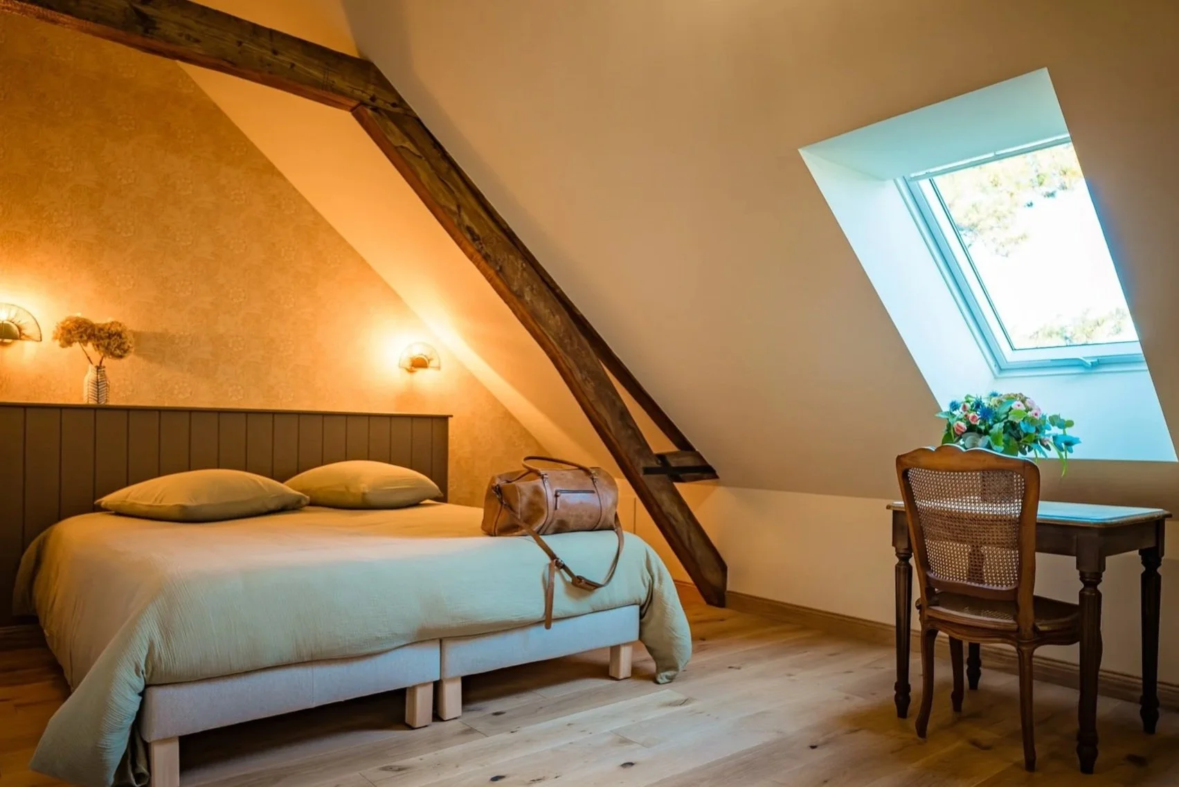 Chambre twin standard sous les toits avec deux lits simples — ambiance cosy et lumineuse pour un séjour bien-être en duo ou entre amies