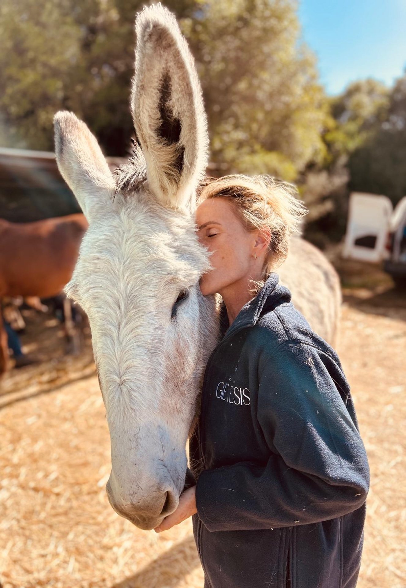 Valentina propriétaire du cortijo avec un âne blanc — méditation avec les animaux retraite yoga holistique Andalousie Espagne 2026