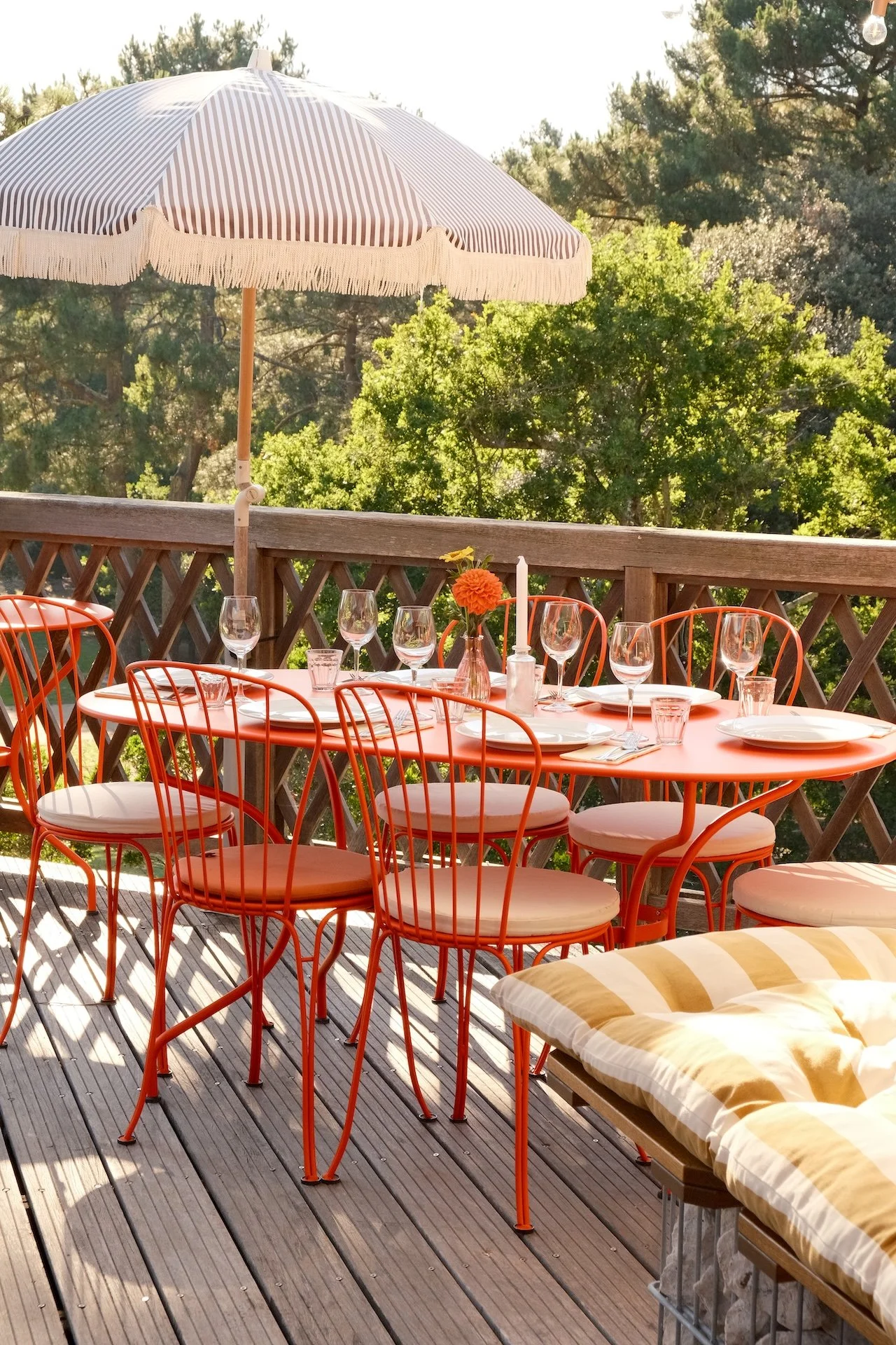 Terrasse ensoleillée avec parasols et vue sur la pinède, séjour yoga bien-être hôtel La Baignoire Landes
