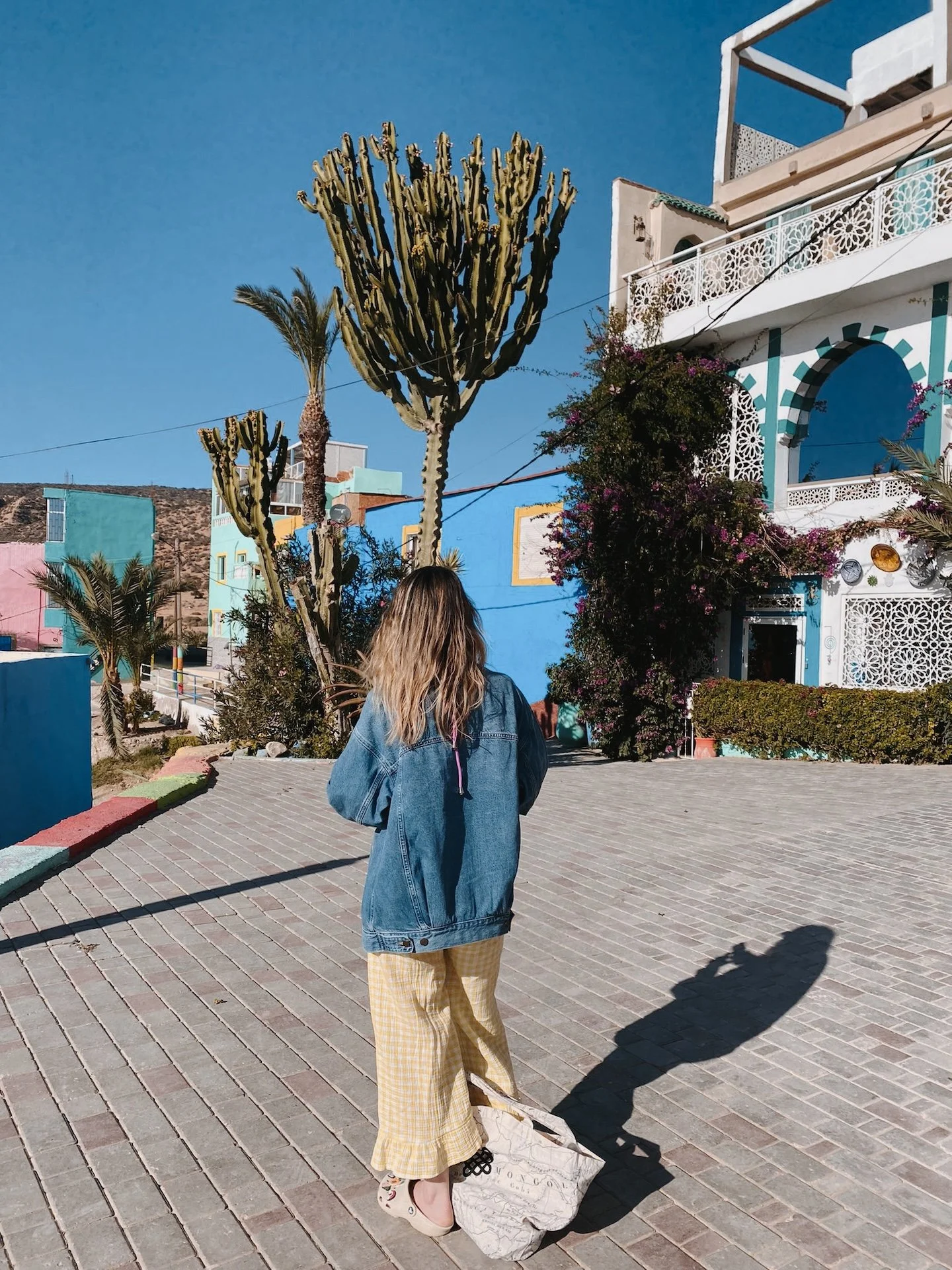 Ruelle colorée d'un village côtier près de Taghazout au Maroc - exploration retraite yoga nouvel an Maroc
