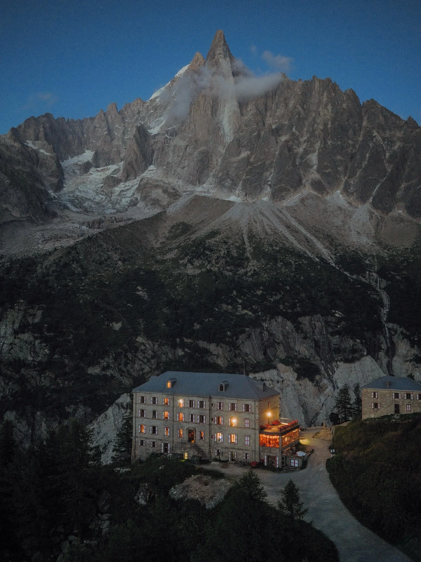 Silence, ciel étoilé et lumière douce : une soirée magique en montagne pendant une retraite de yoga et de reconnexion à soi au refuge du Montenvers