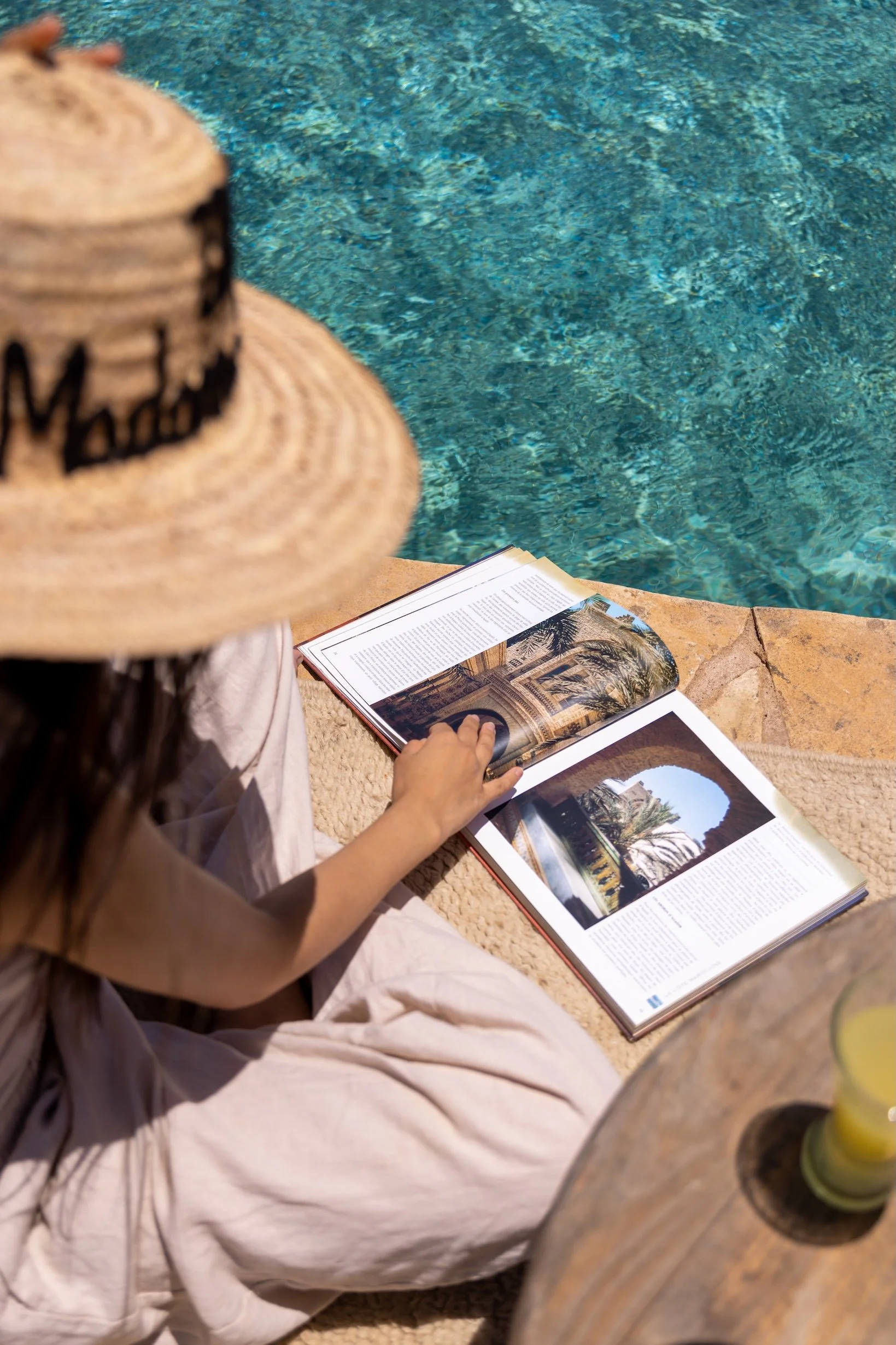 lecture au bord de la piscine – retraite spirituelle Maroc