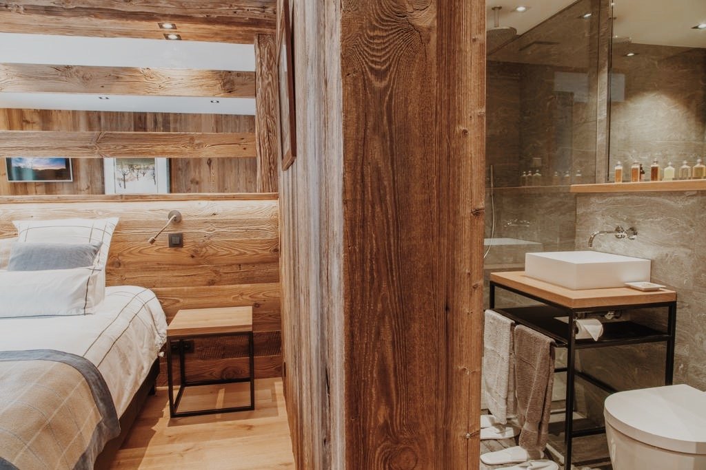Salle de bain chaleureuse dans un chalet alpin avec espace spa montagne pour se détendre après la journée.