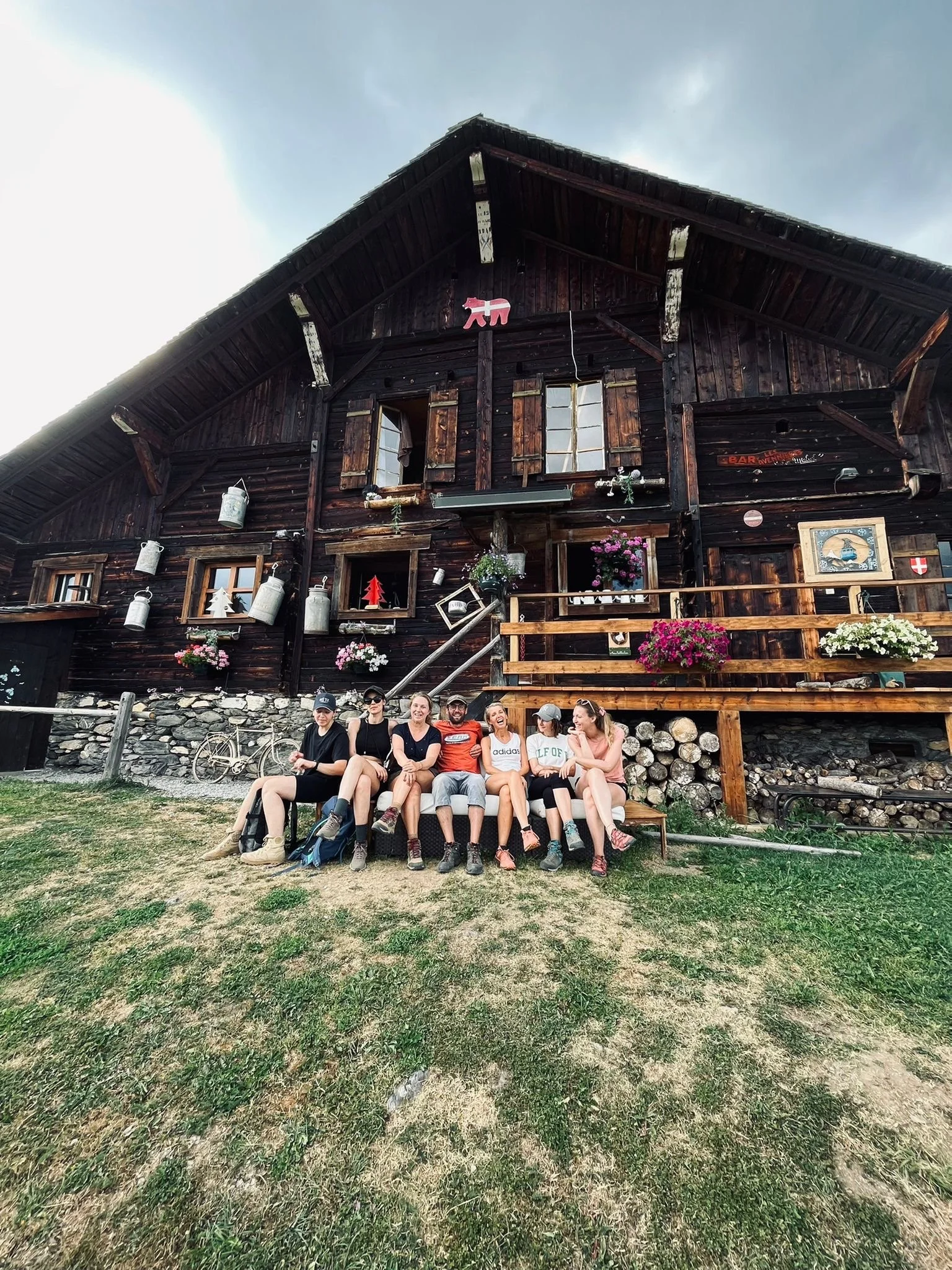Ambiance chaleureuse dans un chalet alpin lors d’une retraite spirituelle montagne.