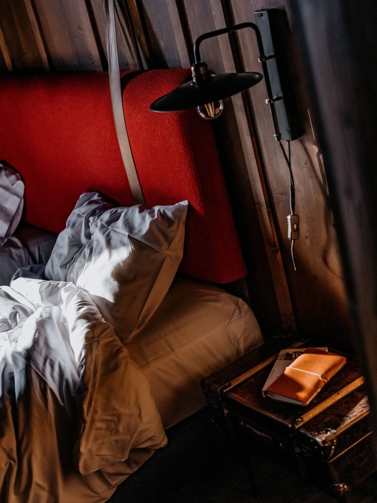 Un cocon douillet pour se reposer après les pratiques de yoga : chambre chaleureuse et intime en plein cœur des Alpes au refuge du Montenvers