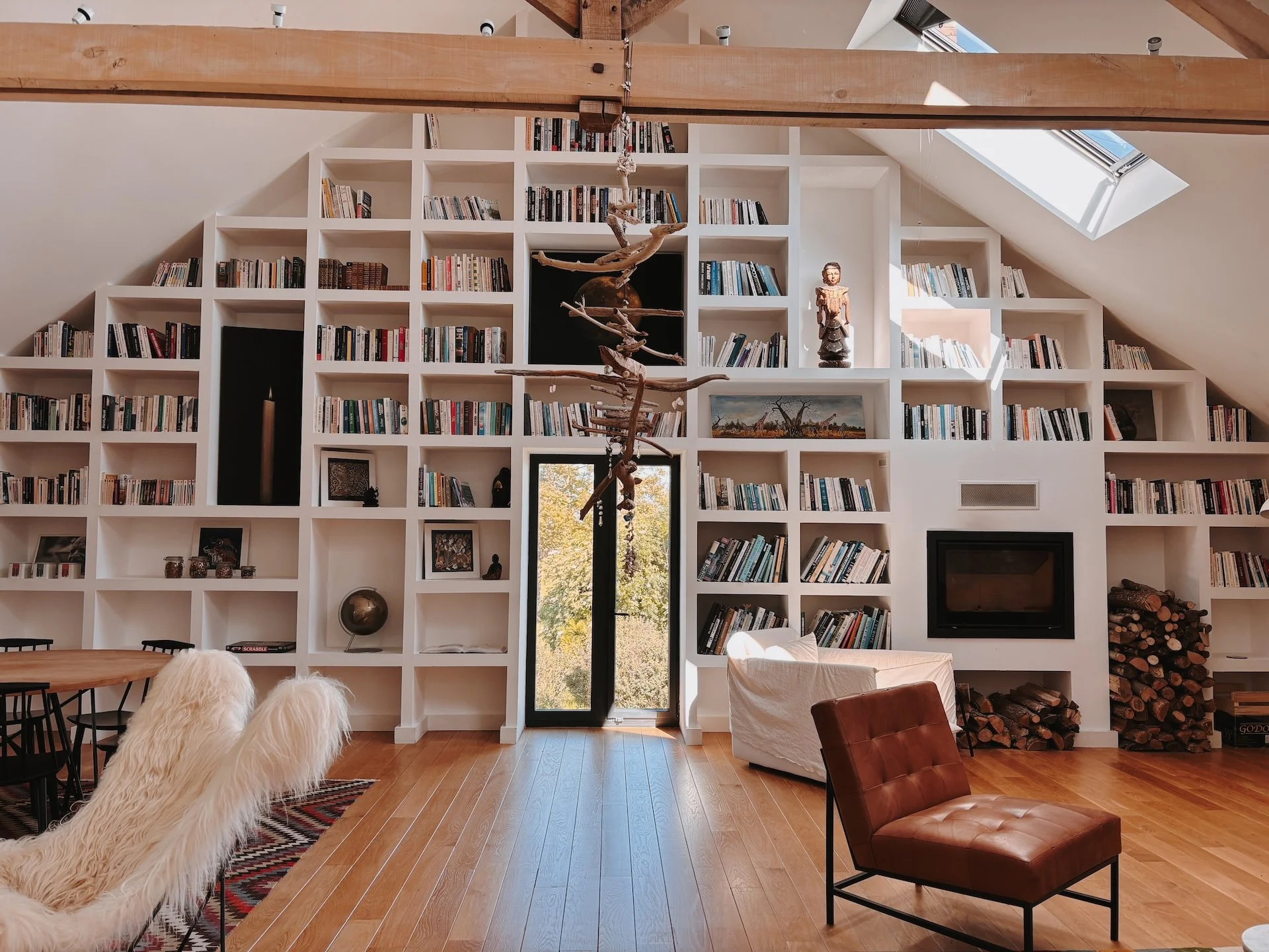 Bibliothèque cosy sous verrière au château de Solterre — espace détente retraite yoga chamanisme proche de Paris 2026