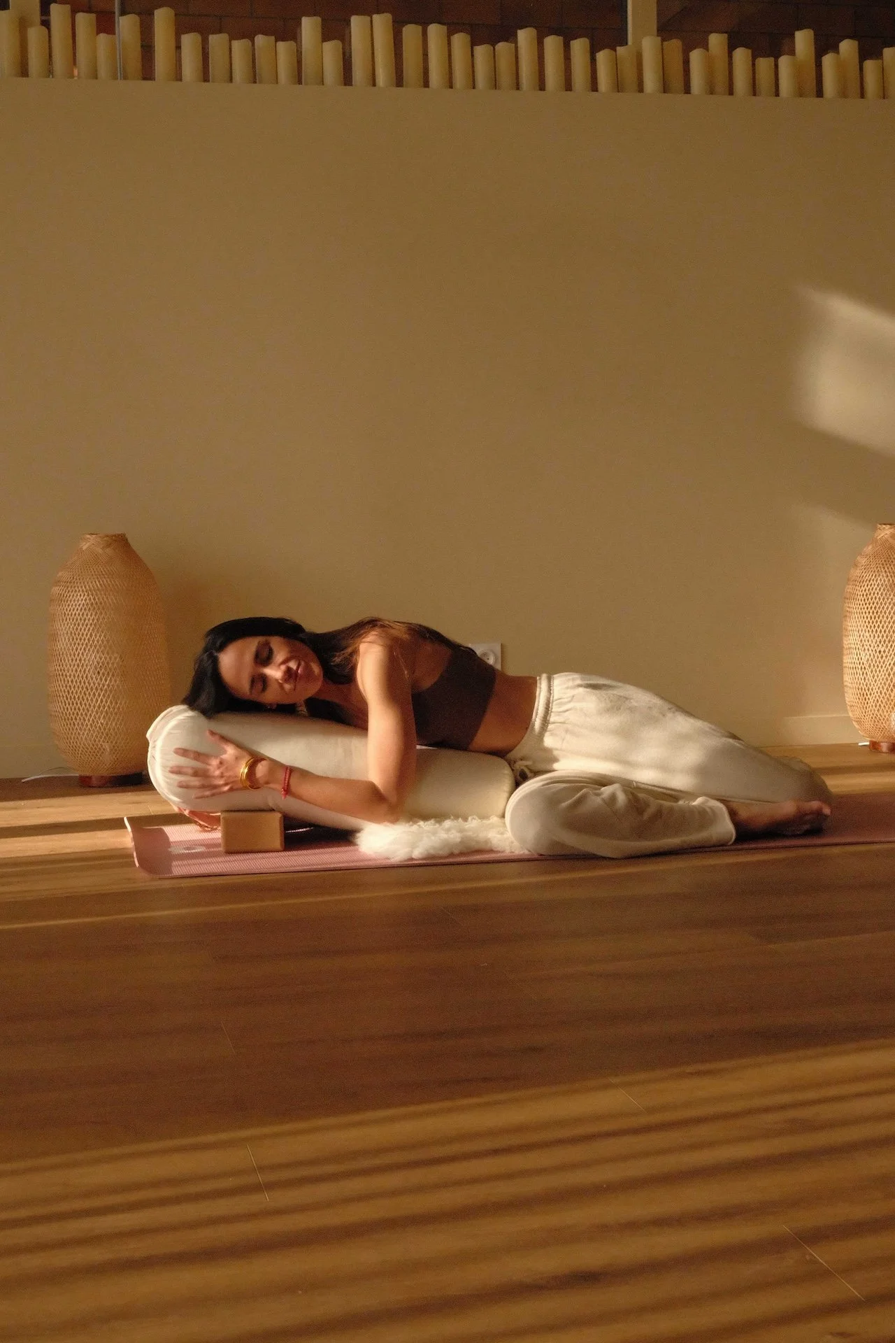 Femme en posture de yin yoga allongée sur son tapis, retraite yoga féminin régulation système nerveux Landes
