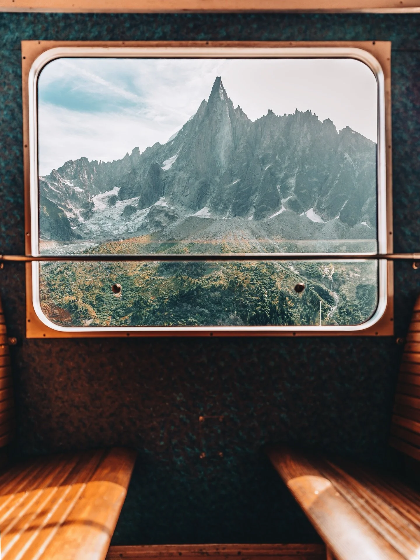 Vue spectaculaire sur les Aiguilles de Chamonix depuis le train, moment suspendu en route vers le refuge de montagne.