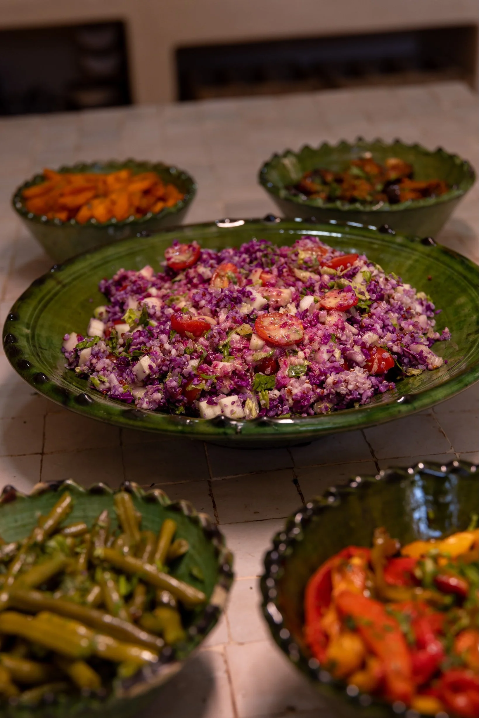 Buffet coloré de légumes bio et plats végétariens maison, servi lors d’un séjour yoga et équitation à Essaouira pour nourrir le corps dans une démarche holistique.