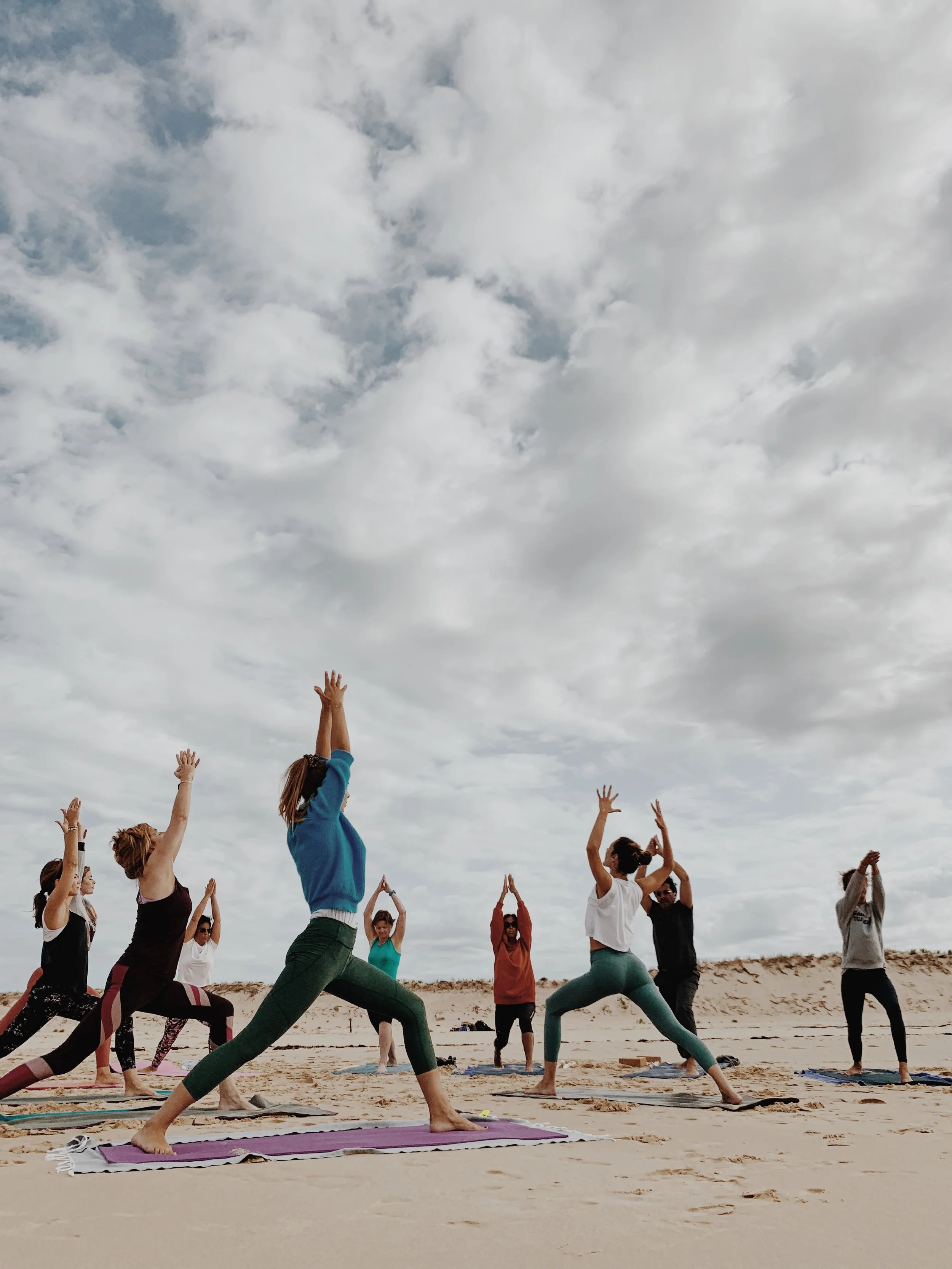 Retraite yoga doux à Lacanau : séance de Slow Flow en bord de mer, reconnexion à soi et à la nature, mai 2026