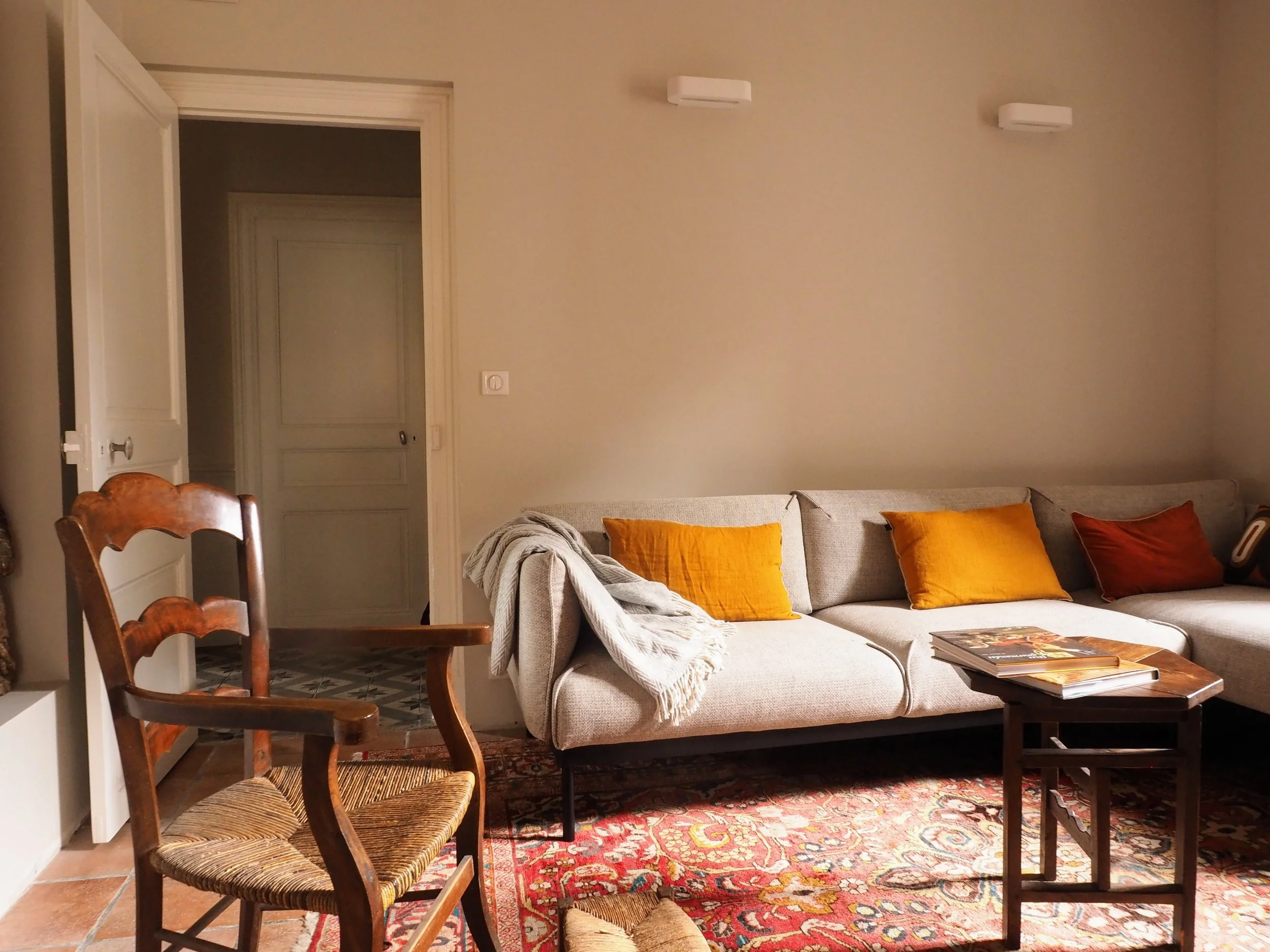 Espace de repos chaleureux dans la maison d’accueil, parfait pour se détendre entre deux pratiques pendant la retraite yoga dans le Sud de la France