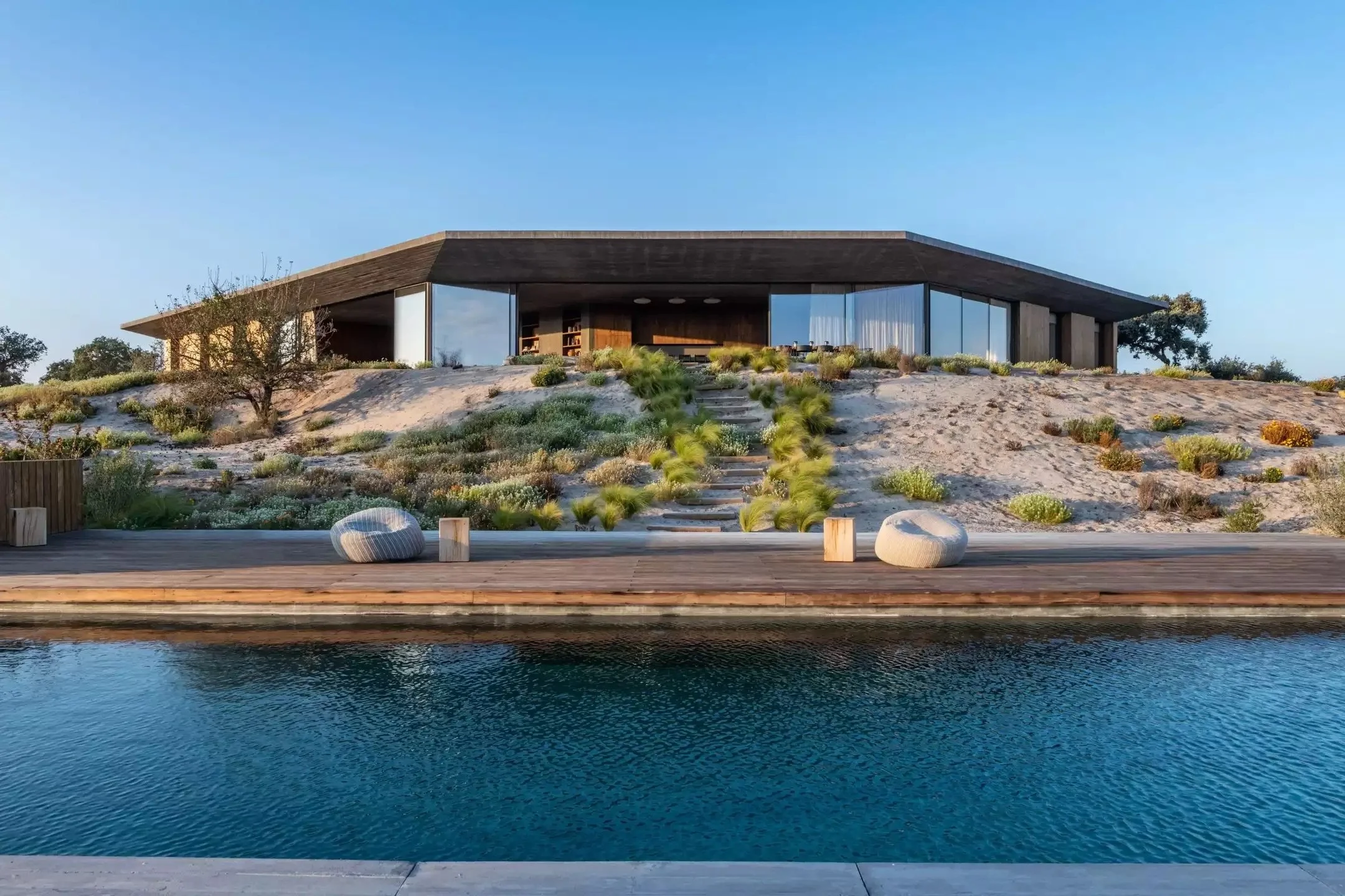 Piscine de la villa vue du dessus, entourée de la campagne de l'Alentejo — retraite yoga Portugal octobre 2026