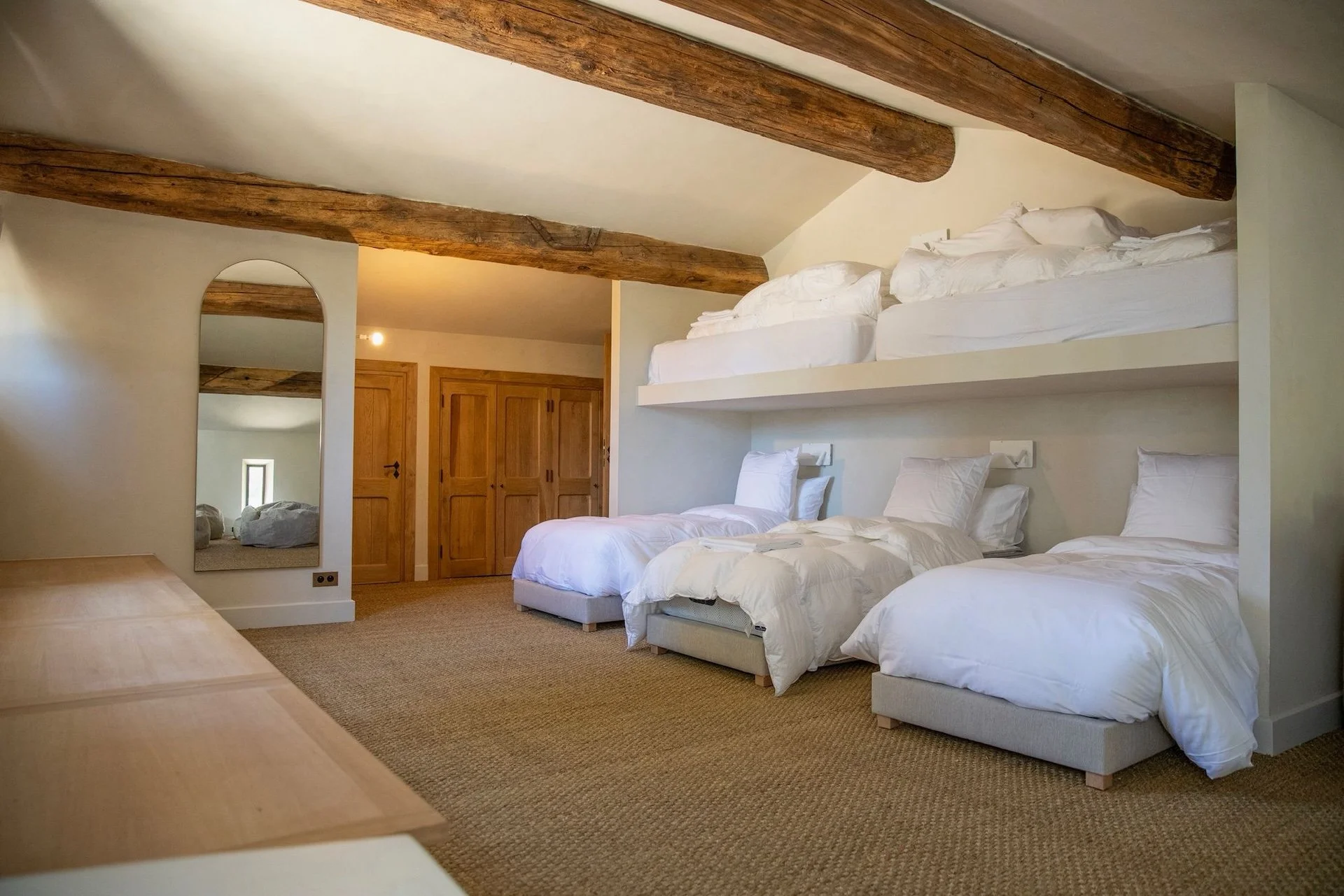 Chambre triple avec lits simples au mas provençal - hébergement retraite pilates provence