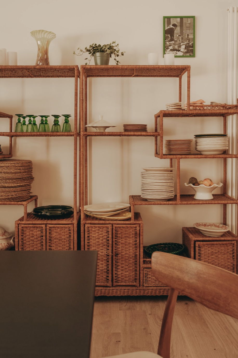 vaisselle raffinée et table soigneusement dressée lors d’une retraite de yoga et développement personnel