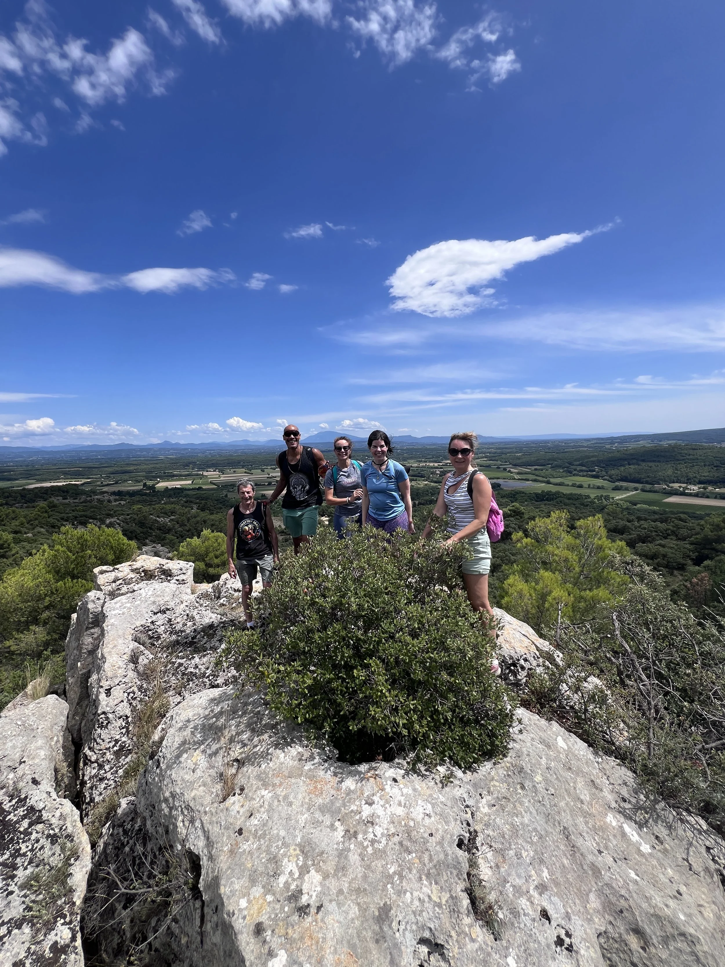 Groupe de participants en randonnée sur un point de vue des Alpilles - retraite yoga marche Provence