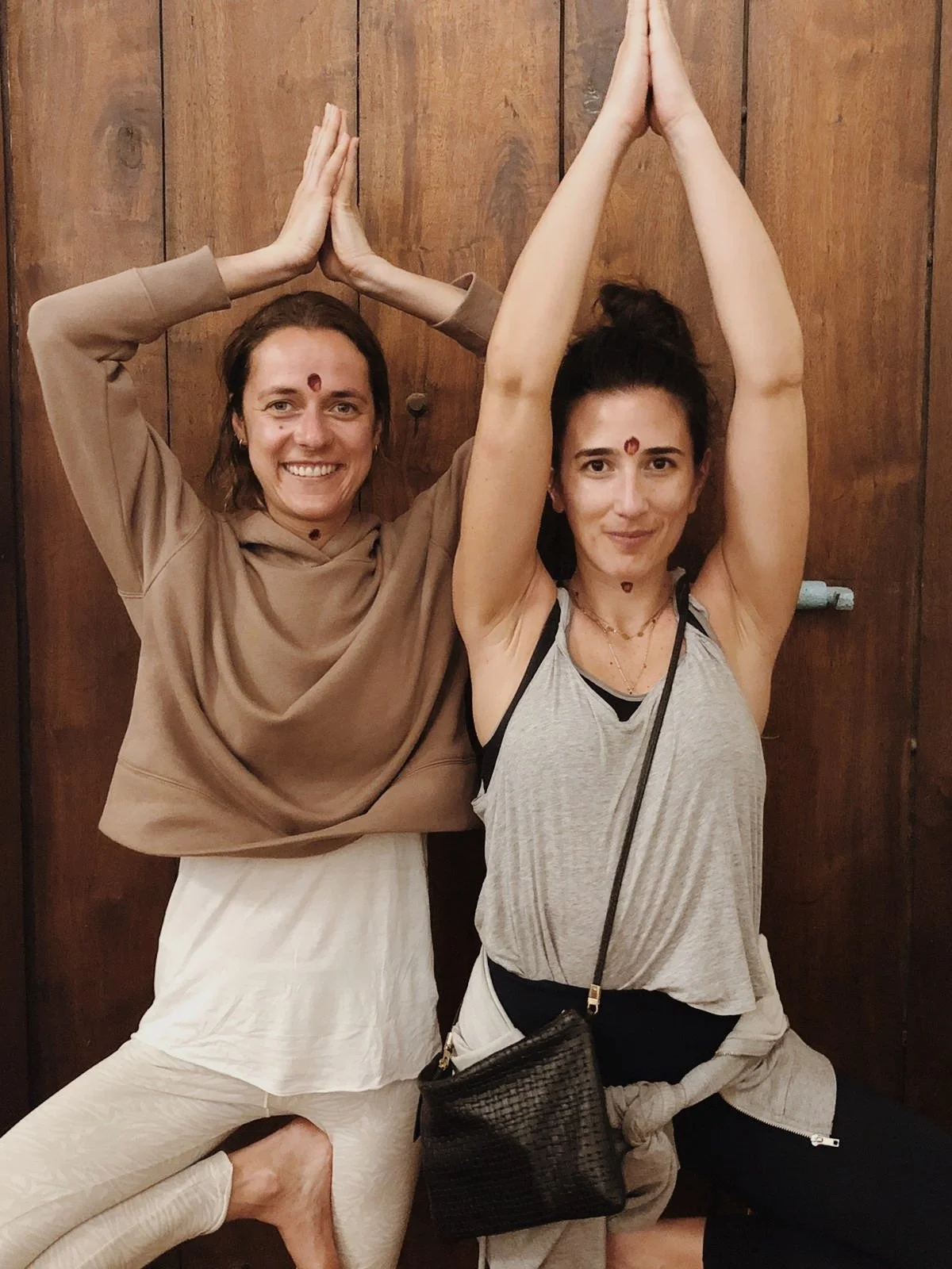 Deux participantes portant le bindi, symbole traditionnel en Inde, vivent une retraite yoga en Inde au cœur d’un voyage spirituel mêlant pratique du yoga, immersion en ashram et découverte des rituels culturels locaux.