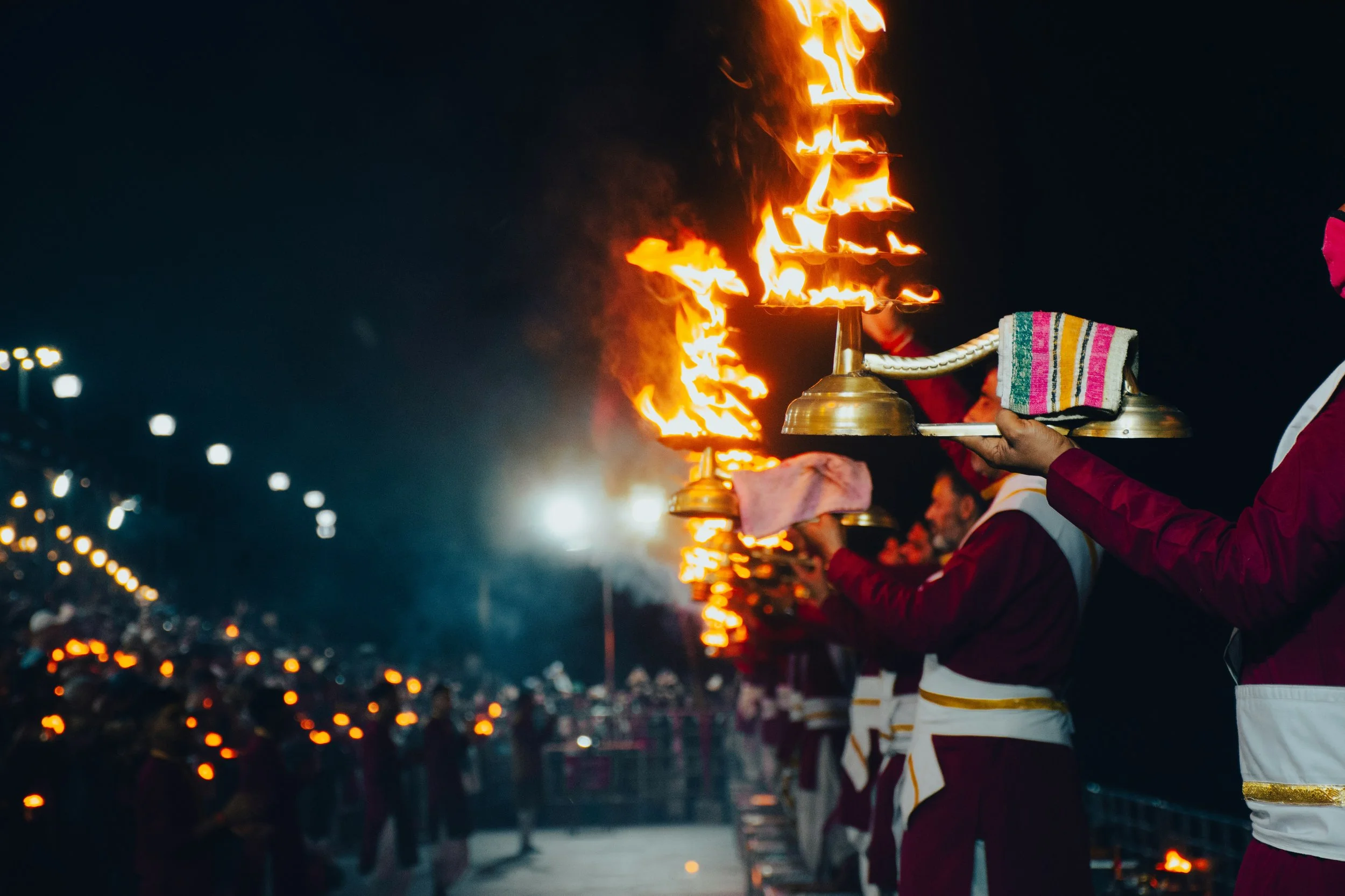 Une cérémonie du feu, célébrée sur les rives du Gange, vient ponctuer une retraite yoga en Inde. Ce rituel spirituel s’inscrit dans un voyage en Inde mêlant ashram, pratiques de yoga et immersion dans les traditions sacrées locales.