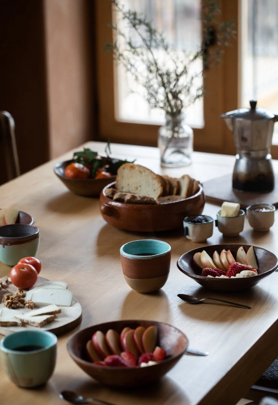 Légumes du potager du domaine en permaculture — cuisine végétarienne retraite yoga Espagne