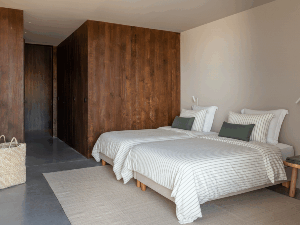 Chambre twin avec lits simples et boiseries, hébergement retraite yoga Portugal