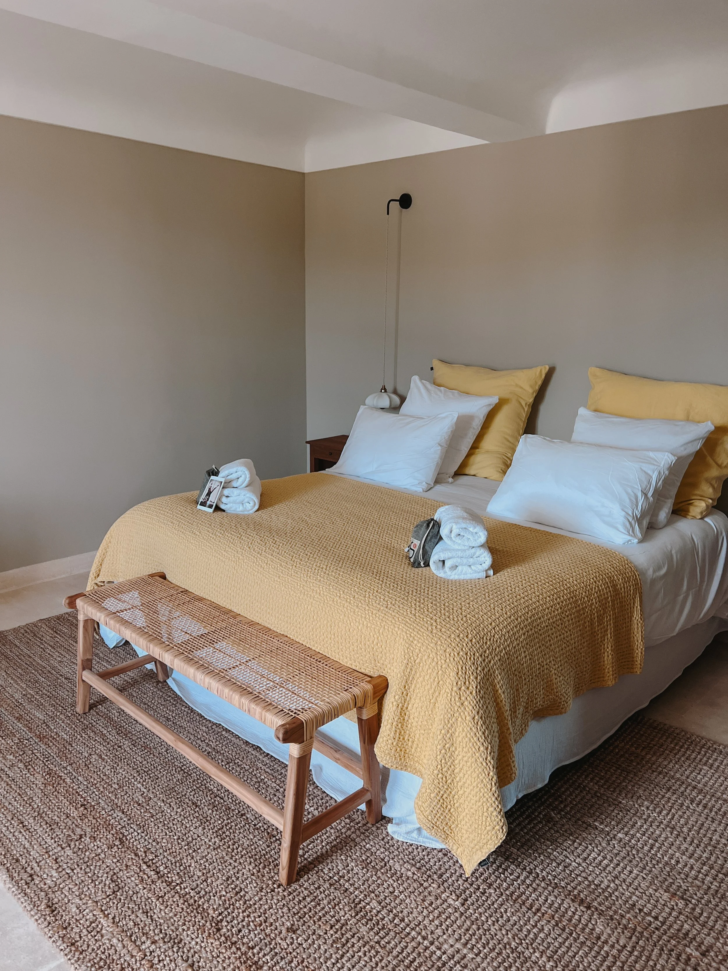 suite privative spacieuse et raffinée, offrant confort et intimité pendant la retraite yoga et nutrition en Drôme Provençale