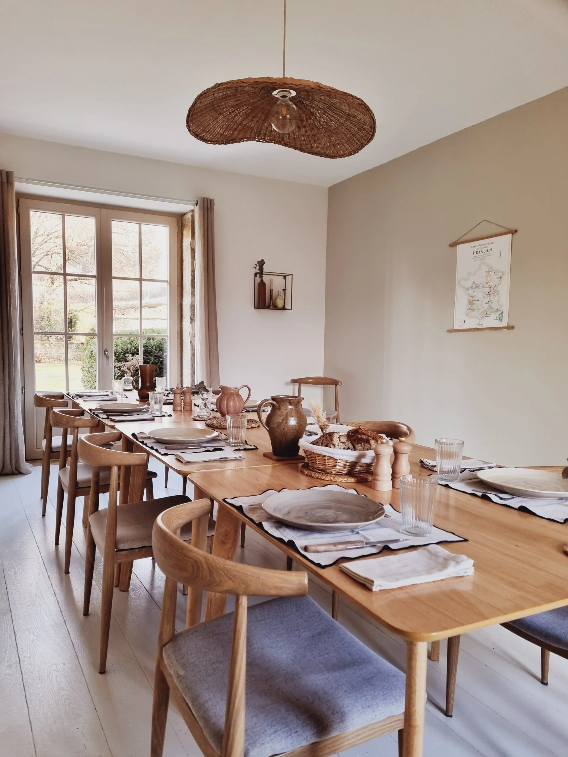 Salle à manger lumineuse avec longue table dressée et poteries — repas végétariens retraite yoga céramique Bourgogne du Sud