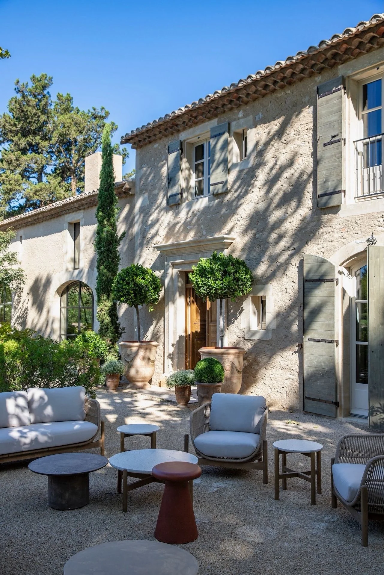 Terrasse extérieure du mas provençal pour les repas - retraite yoga Provence