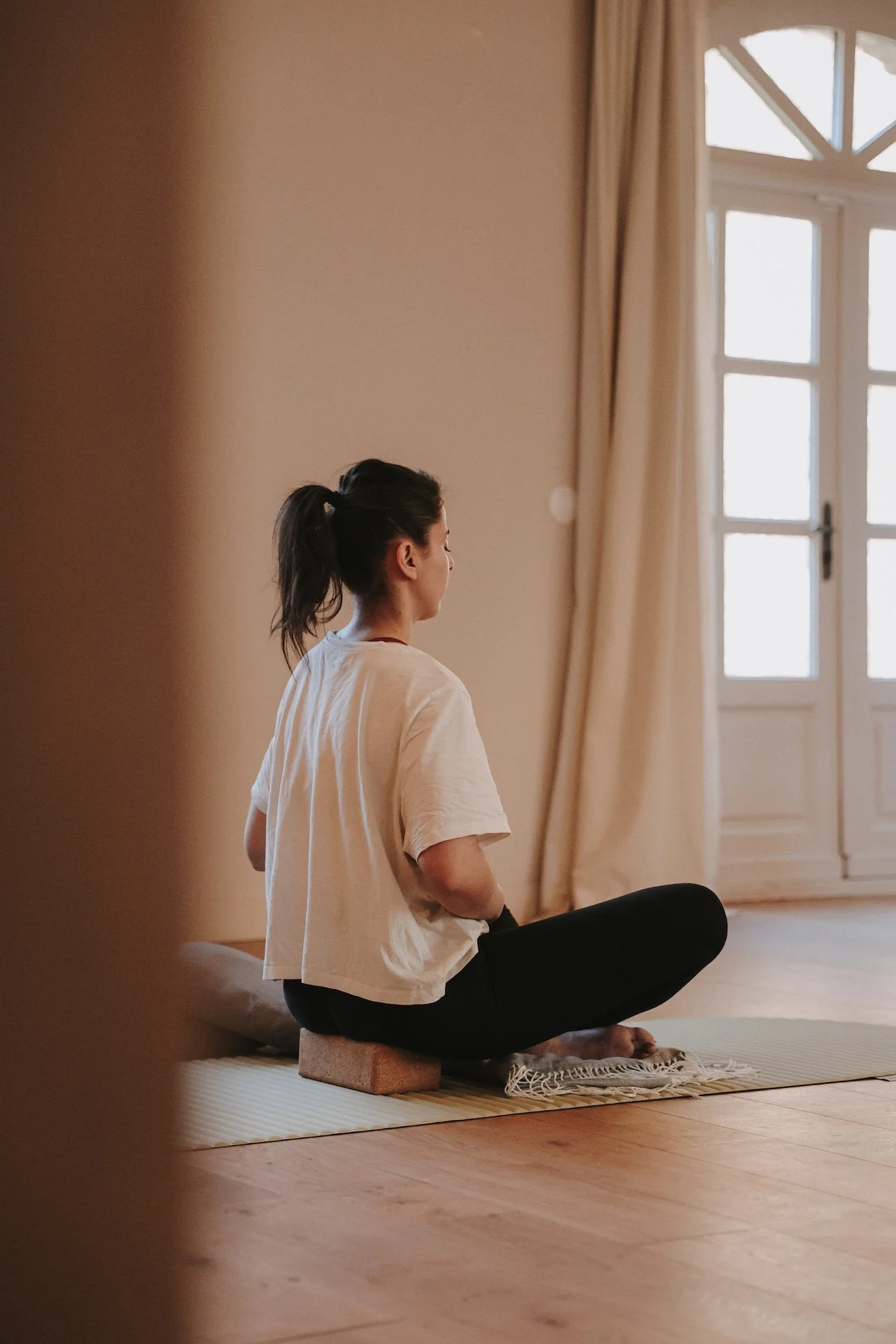Participante d'une retraite yoga et pilates en posture de méditation
