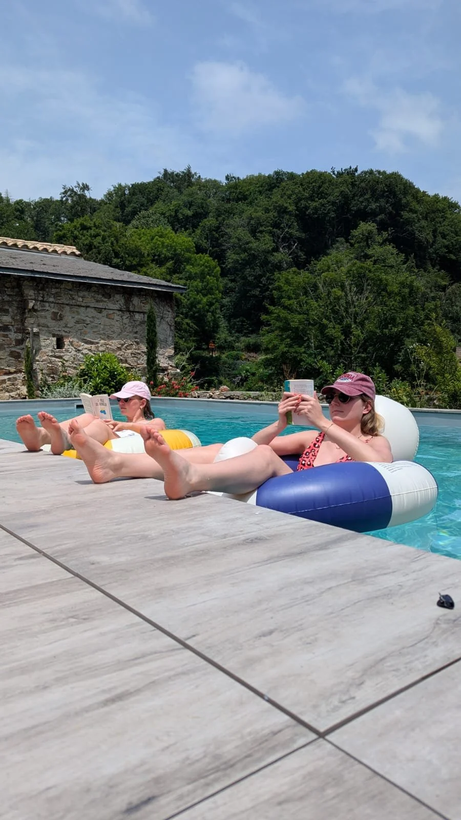 Moments de détente au bord de la piscine pendant cette retraite bien-être en Bourgogne, idéale pour vos vacances été 2026 en France.