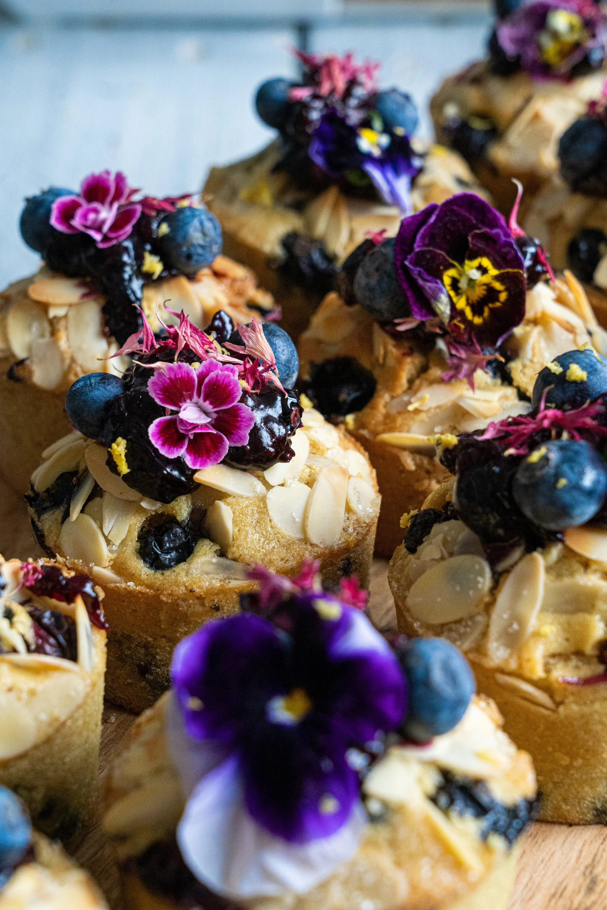 Desserts végétaux décorés de fleurs comestibles – un plaisir visuel et gustatif pour éveiller tous les sens durant votre séjour yoga et détente à Hossegor.