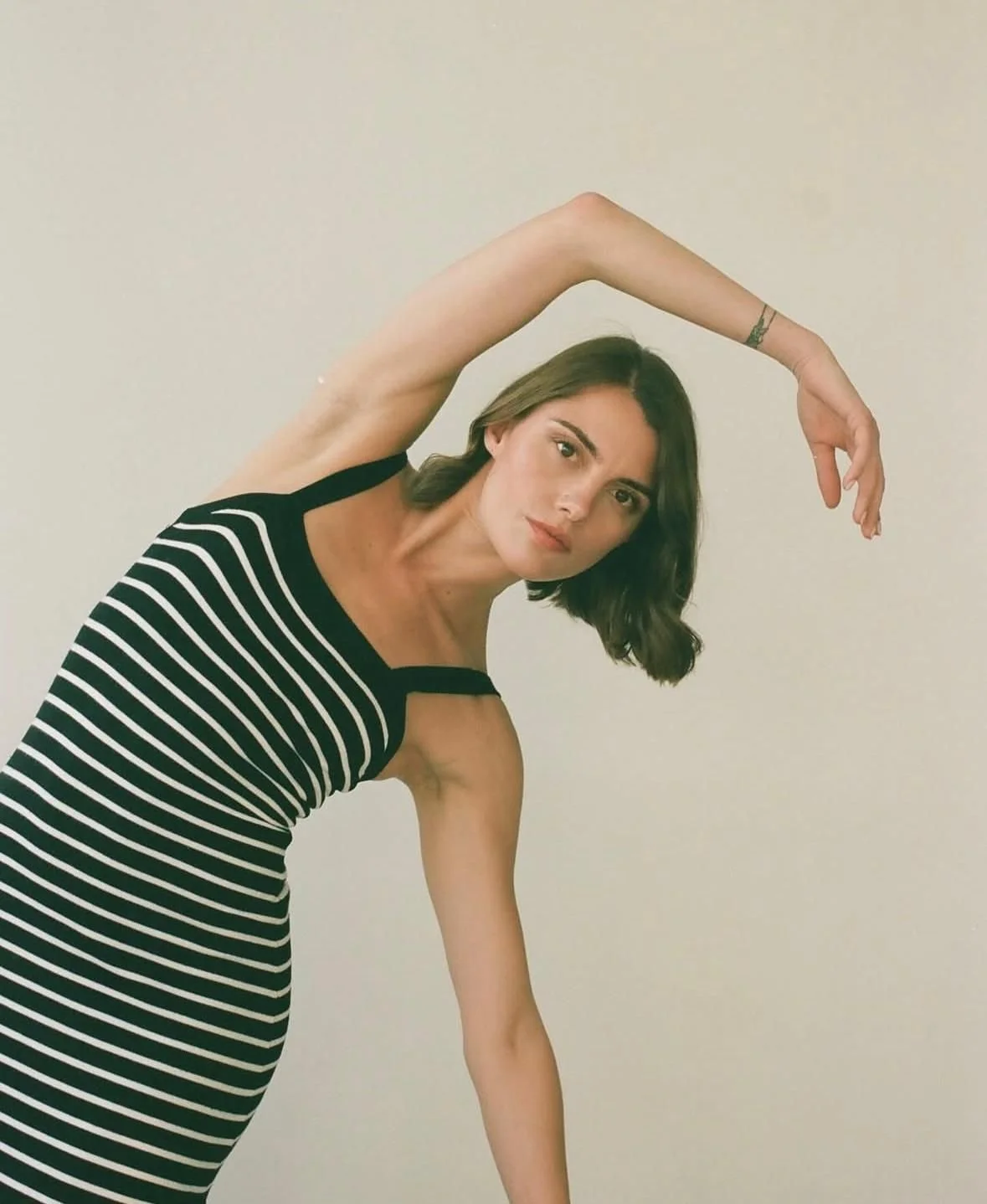 Daphné Lachavanne en étirement latéral — professeure yoga thérapeutique et soins retraite Reset Andalousie