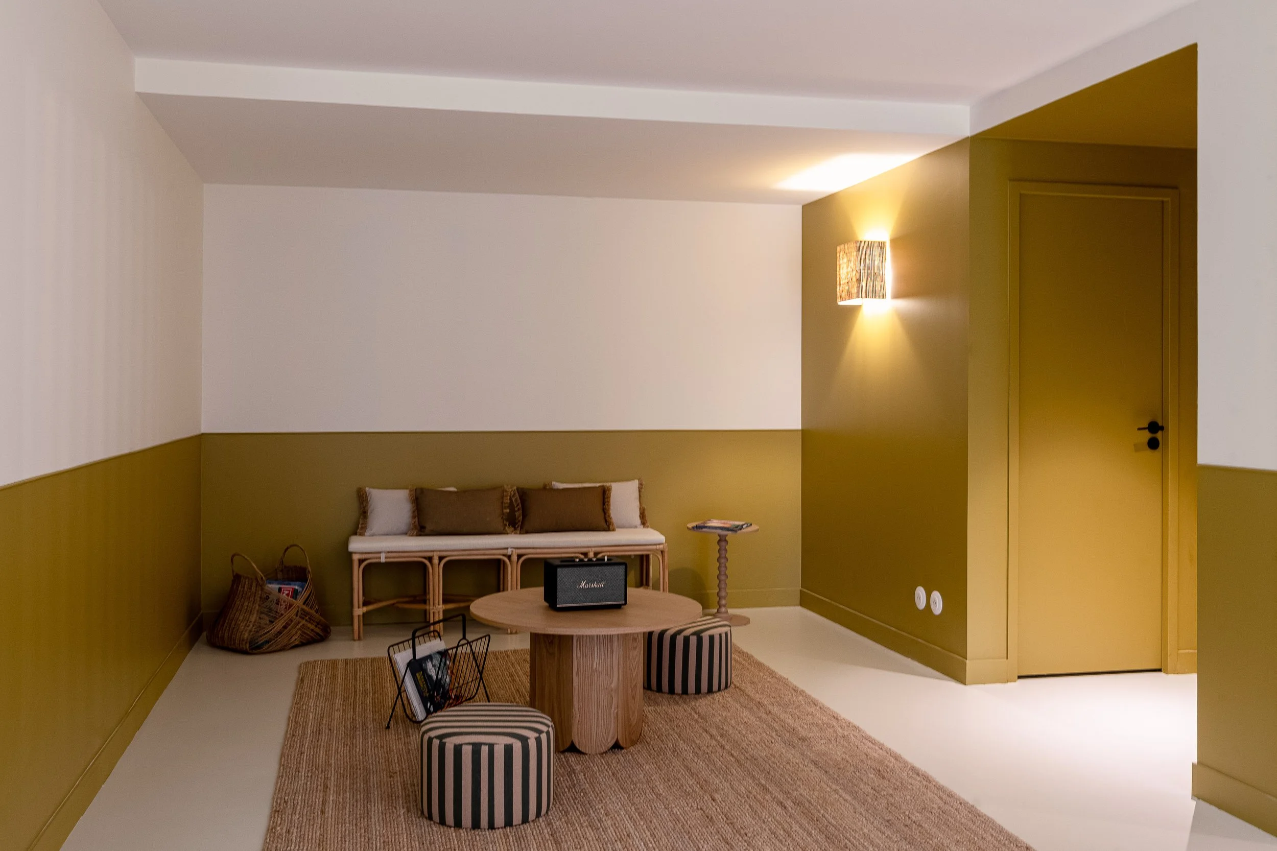 Intérieur moderne, lumineux et accueillant. Idéal pour les temps de repos, les discussions, ou savourer un thé après le yoga ou le surf, en retraite yoga été 2026