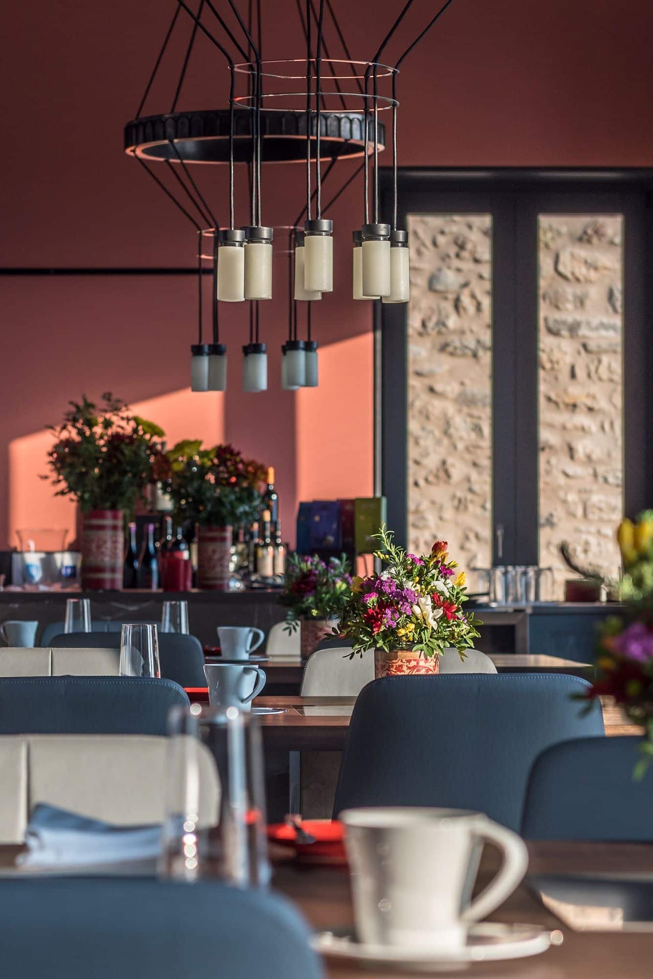 Retraite bien-être haut de gamme : décoration intérieure élégante avec lustres et fleurs, ambiance chaleureuse et raffinée