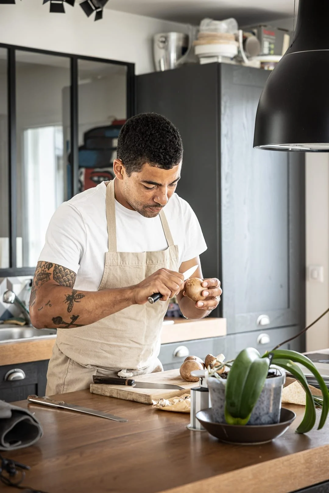 Simon Auscher en cuisine lors de l'atelier culinaire, retraite yoga et gastronomie Portugal