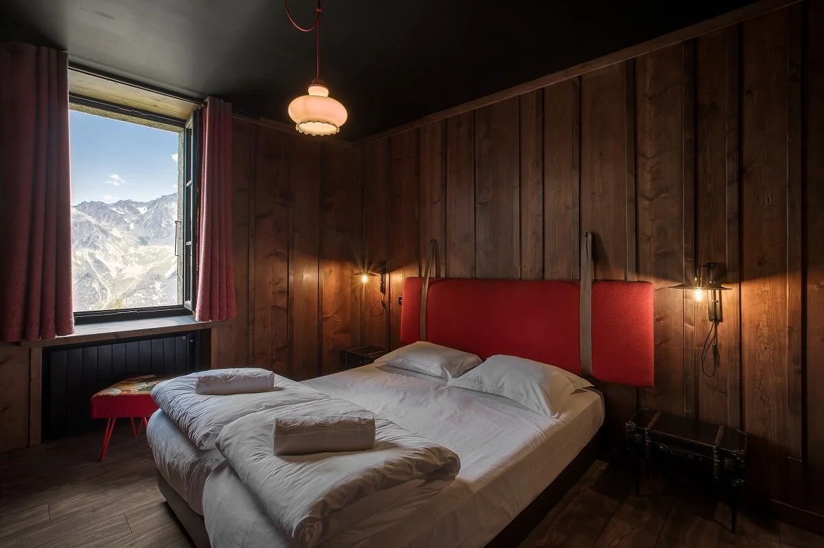 Dormez dans un refuge mythique avec vue sur les montagnes pendant votre retraite bien-être et yoga dans les Alpes à Chamonix.