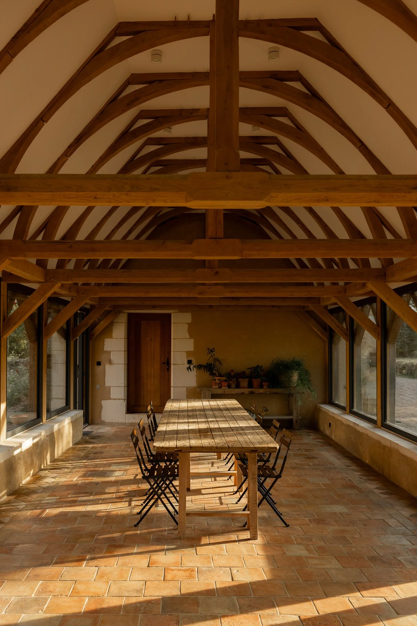 Salle à manger élégante et conviviale dans un domaine du Perche. Un lieu raffiné pour savourer une cuisine saine et des repas partagés en retraite yoga.