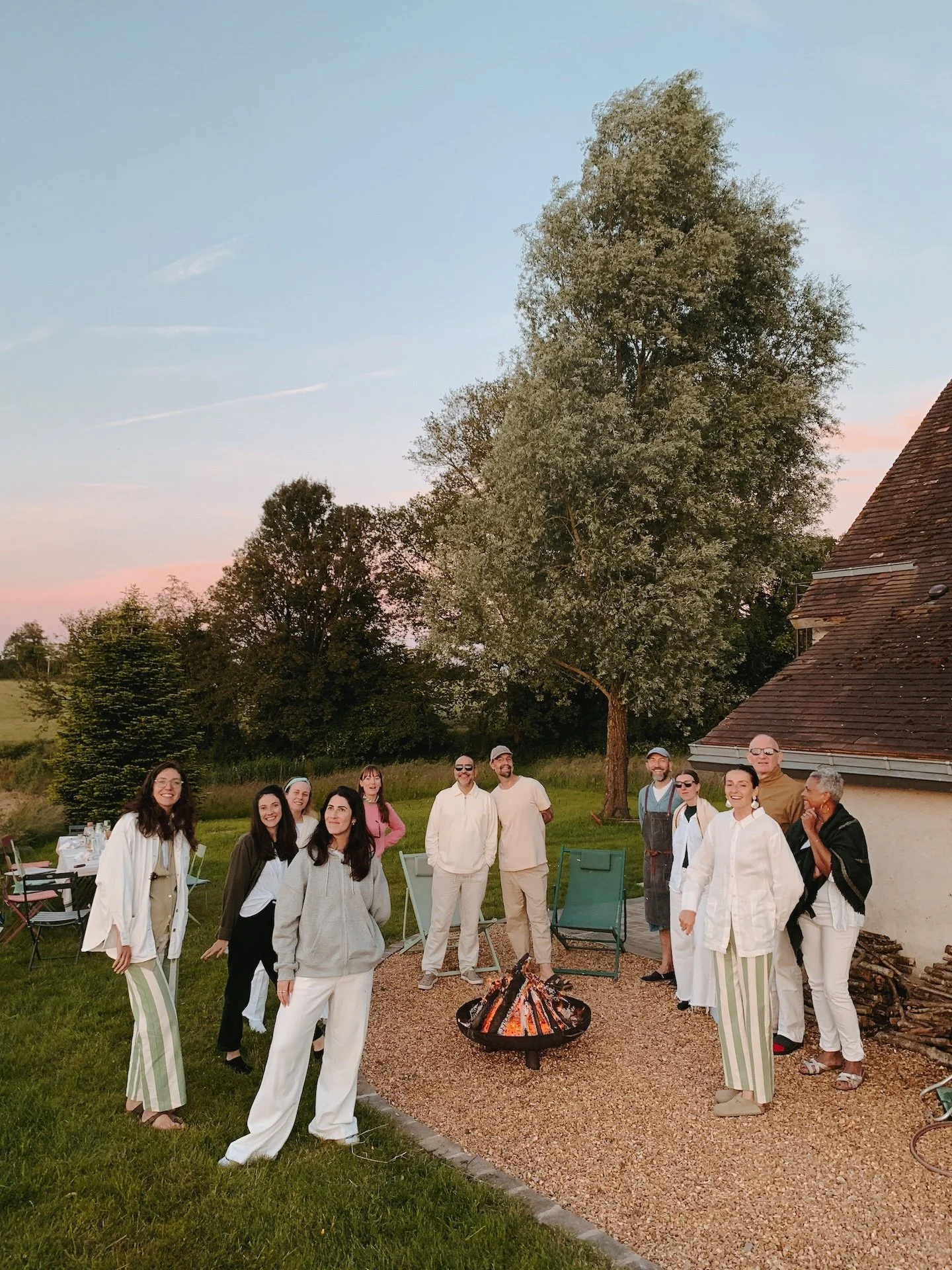 Groupe de femmes autour d'un feu de camp — retraite yoga Kundalini sororité proche de Paris été 2026