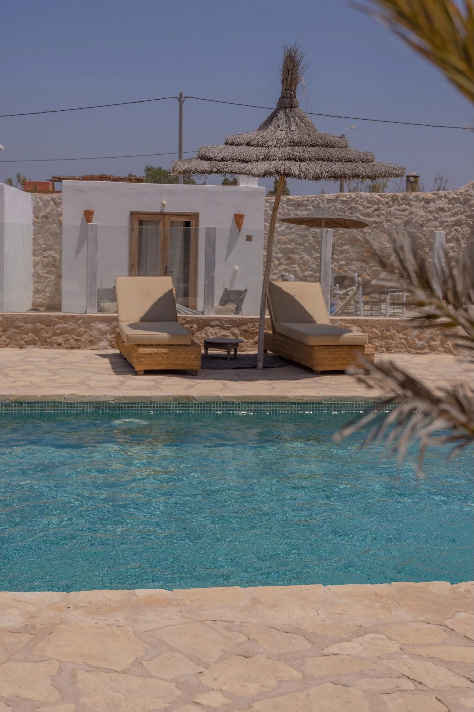 Piscine apaisante pour un séjour yoga bien être à Essaouira, retraite yoga Maroc entre repos et douceur.