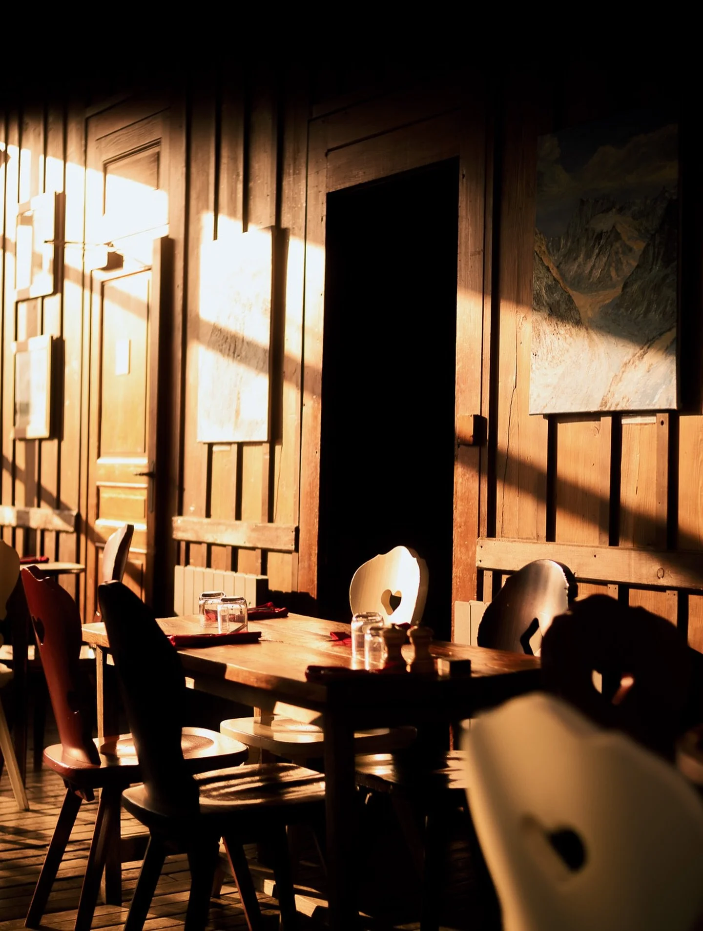 Espace de vie chaleureux mêlant bois brut et design contemporain, parfait pour se retrouver lors d’une retraite bien-être à Chamonix, au refuge du Montenvers