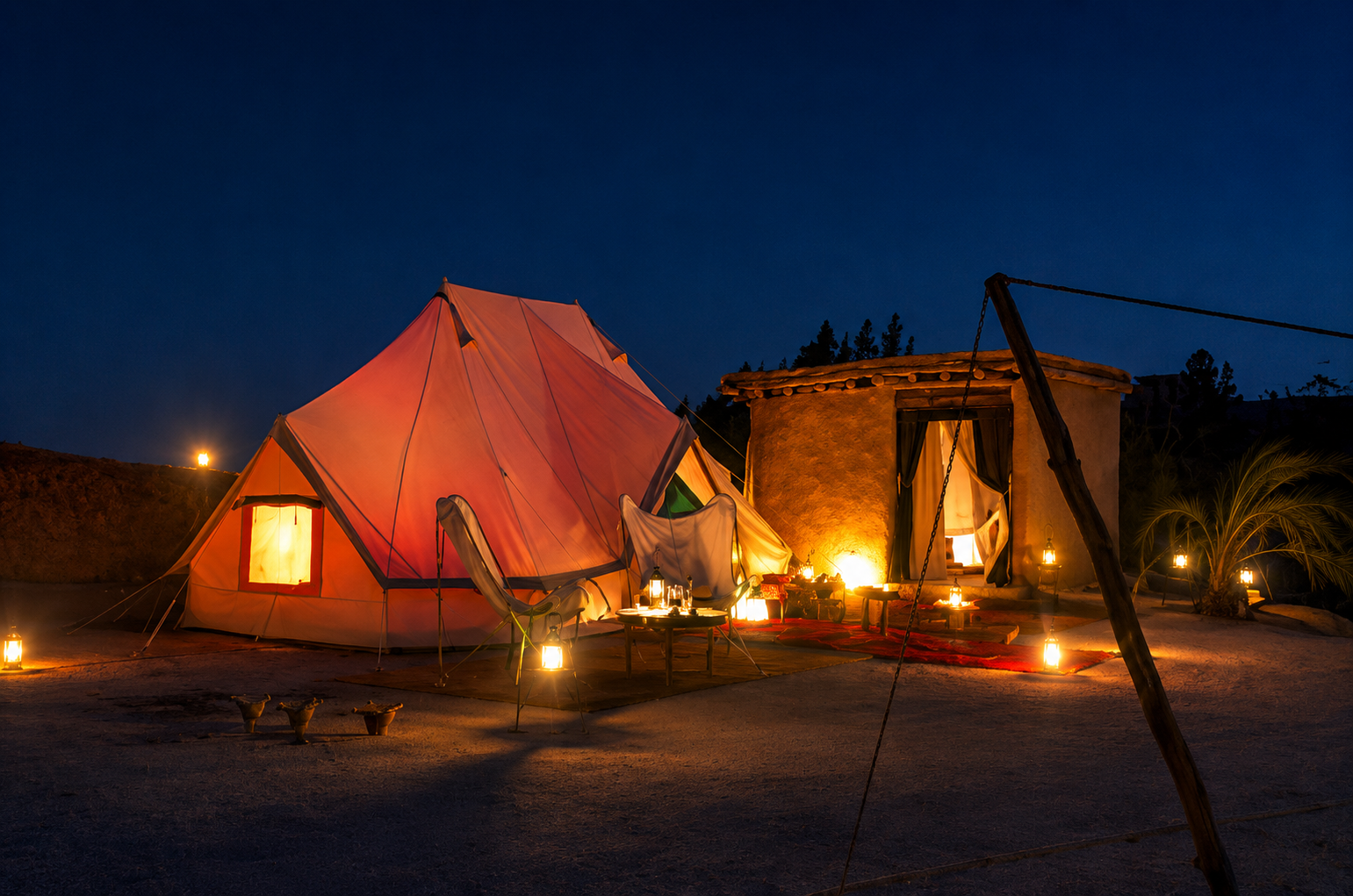 Tentes safari illuminées aux bougies dans le désert d'Agafay — glamping nuit étoilée retraite yoga Maroc 2026