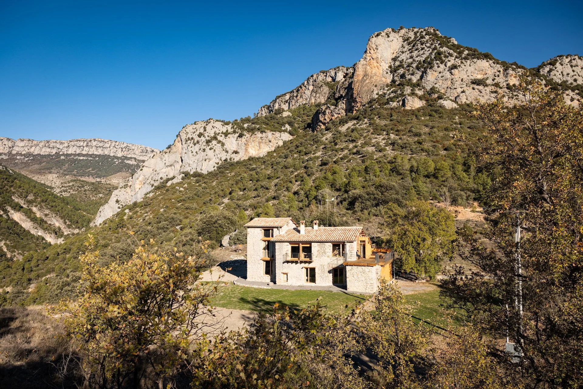 Vue sur le refuge et le domaine en permaculture — retraite yoga randonnée Pyrénées