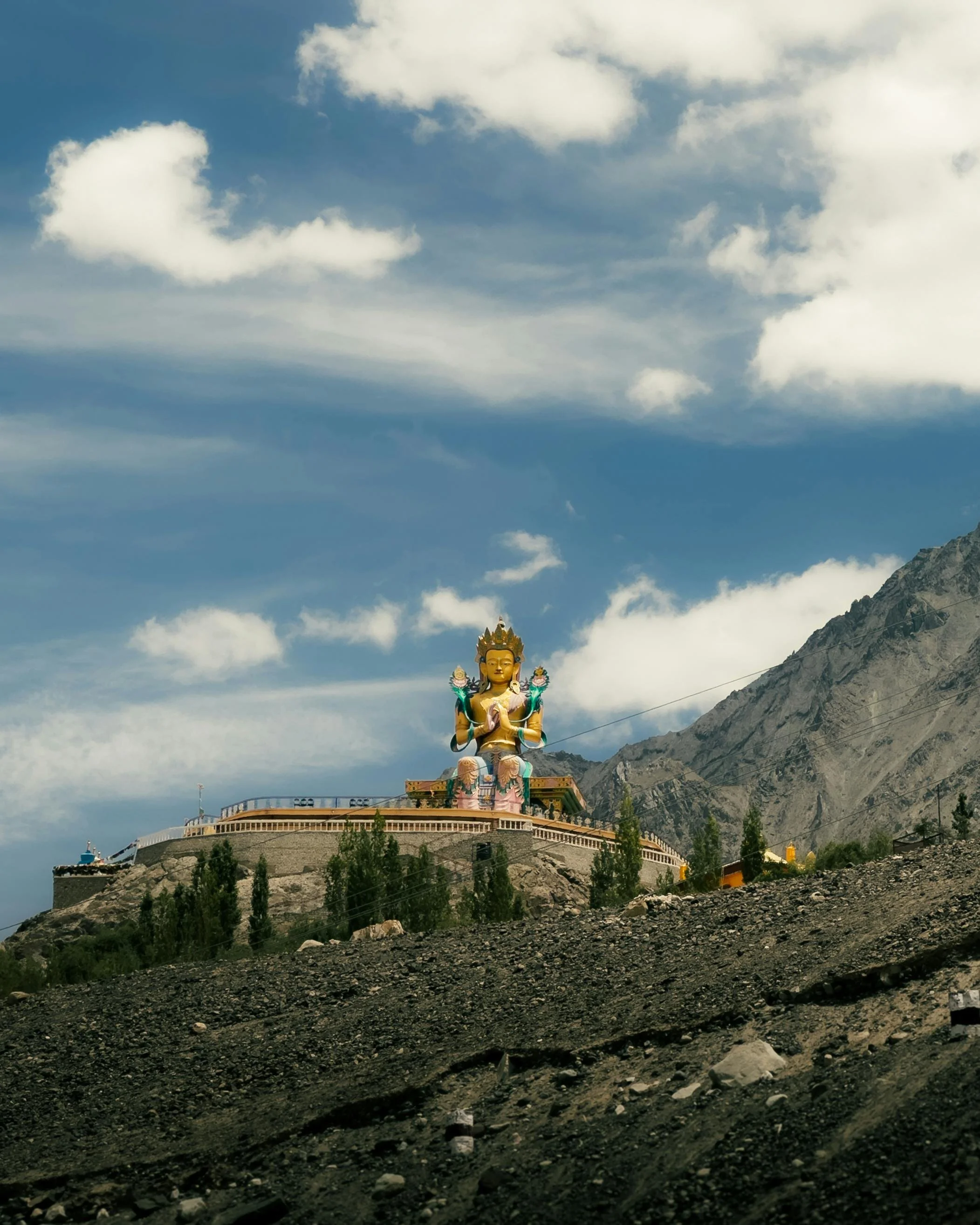 Contemplez une statue de Bouddha nichée dans les montagnes du Ladakh et ressentez la sérénité d’un lieu sacré.