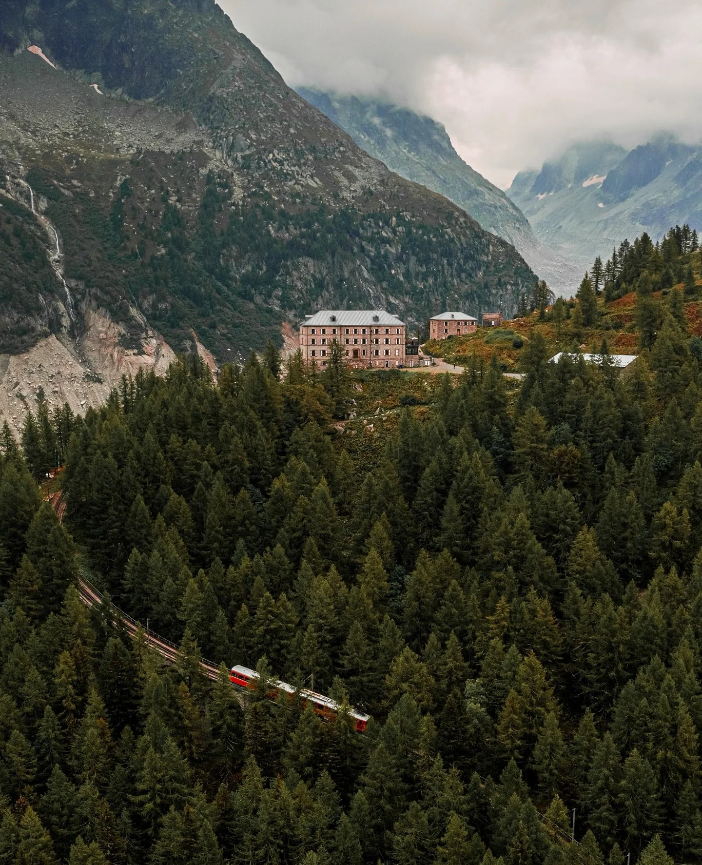 Immersion au cœur des Alpes : panorama apaisant entre sapins, falaises et nature sauvage, parfait pour une retraite yoga ressourçante à Chamonix.