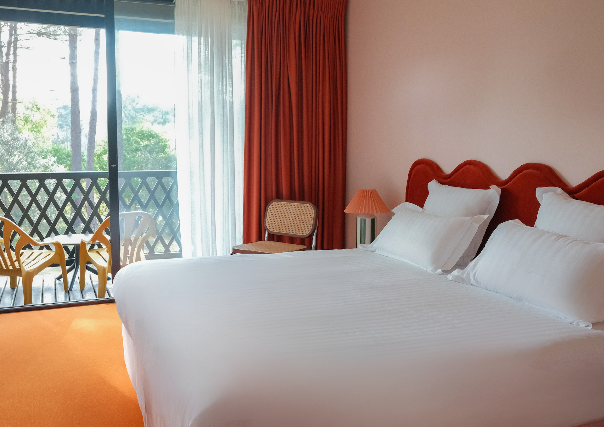 Chambre double avec balcon vue sur la pinède, hôtel La Baignoire Lacanau retraite yoga doux Slow Flow