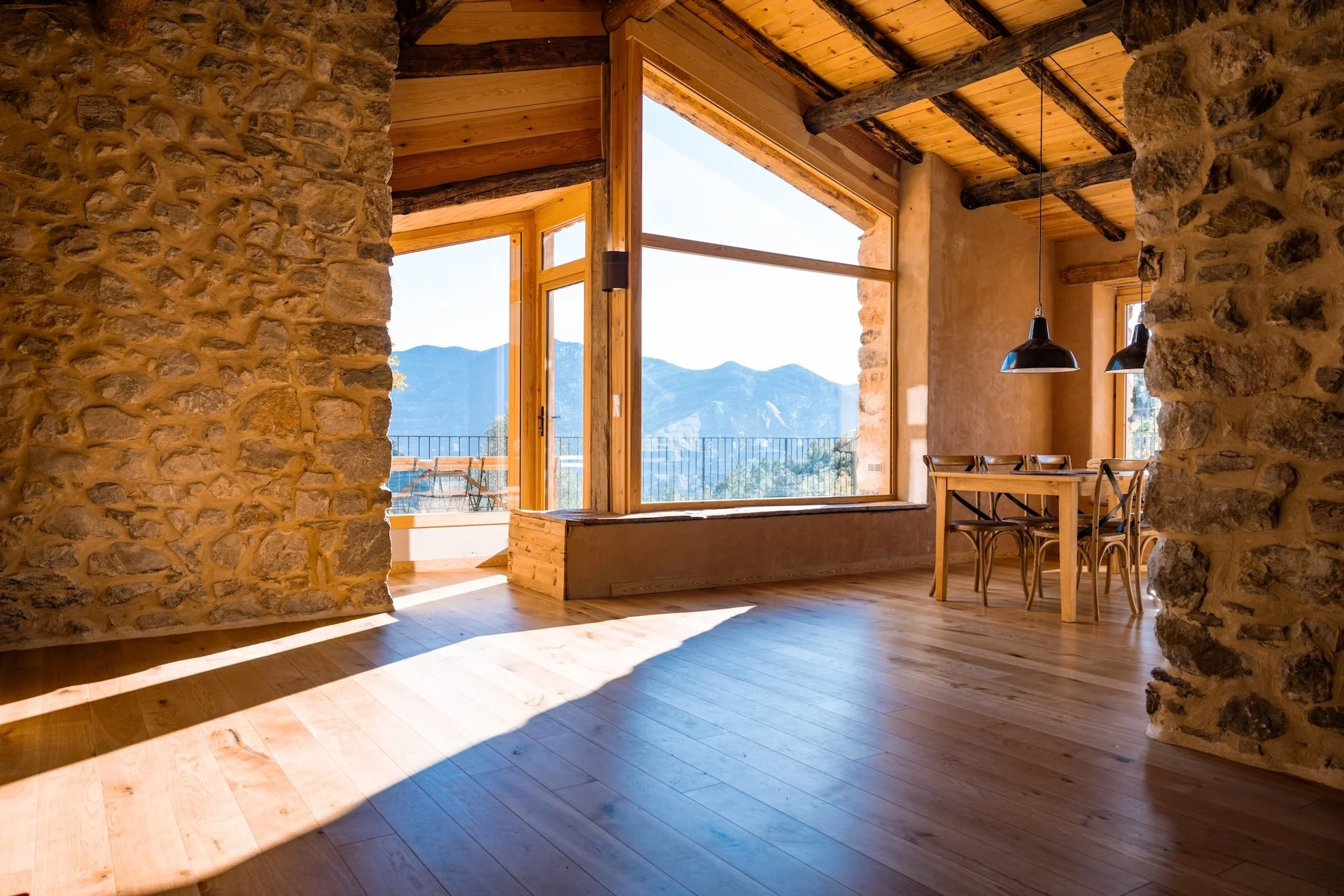 Salle à manger lumineuse du refuge en pierre et bois — hébergement retraite yoga Pyrénées espagnoles