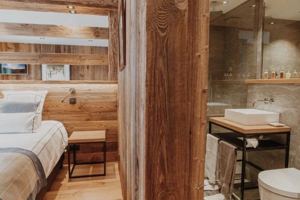 Chambre chaleureuse dans un chalet des Alpes idéale après une randonnée yoga meditation