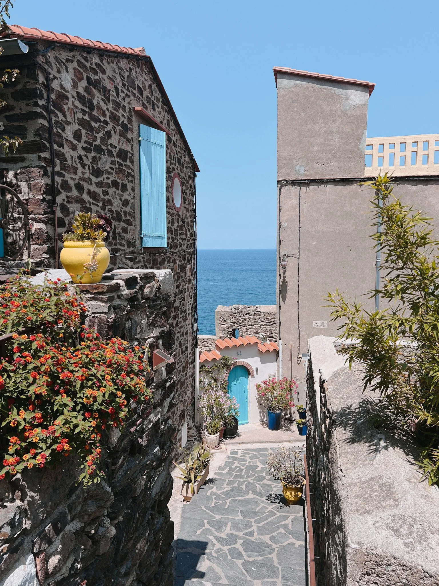 Ruelle typique de Collioure près de la mer lors de vacances bien-être dans le sud de la France