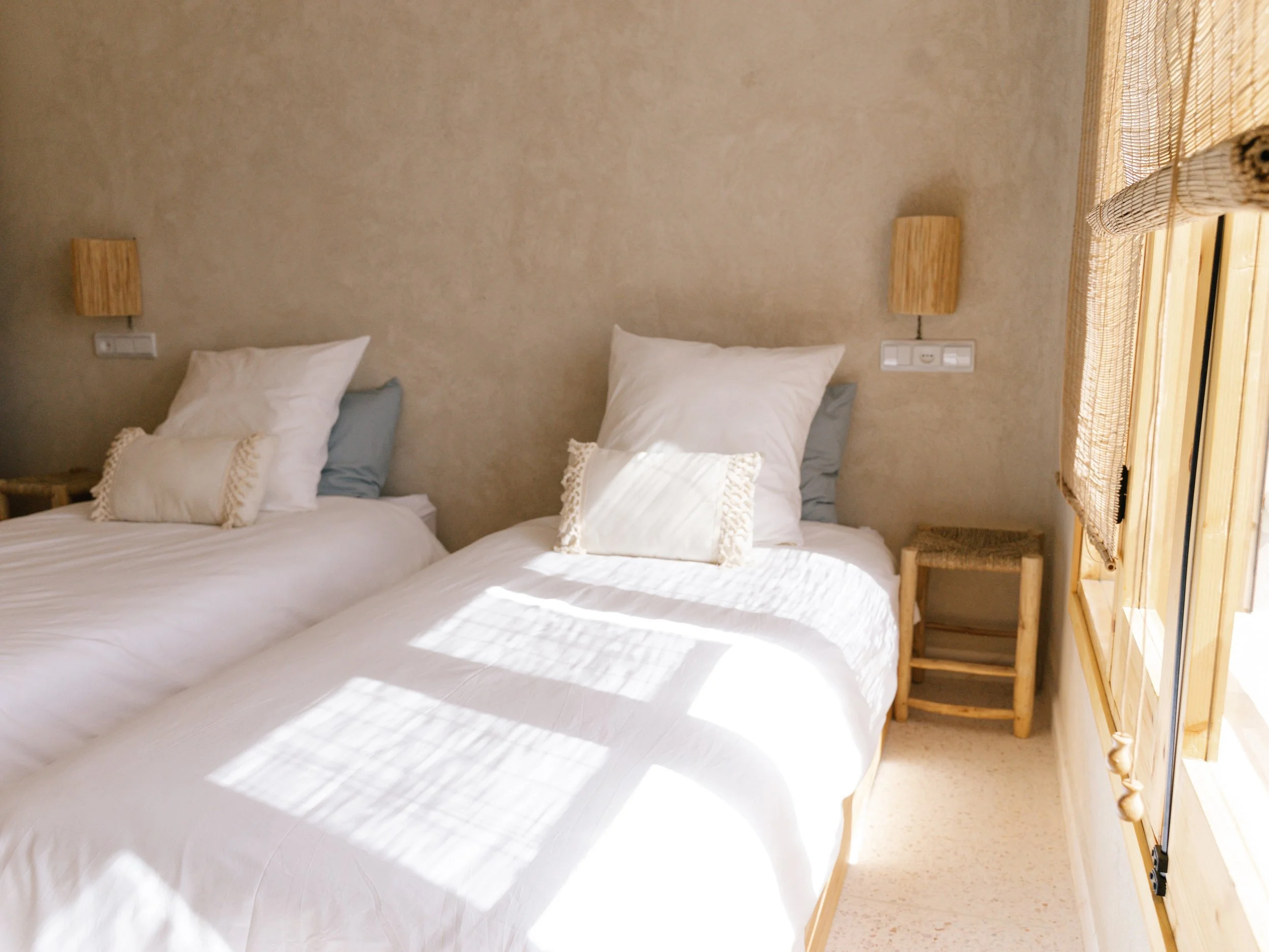 ambiance-epuree-maroc.jpg	Chambre épurée aux tons naturels et lumière douce - suite twin retraite yoga maroc nouvel an