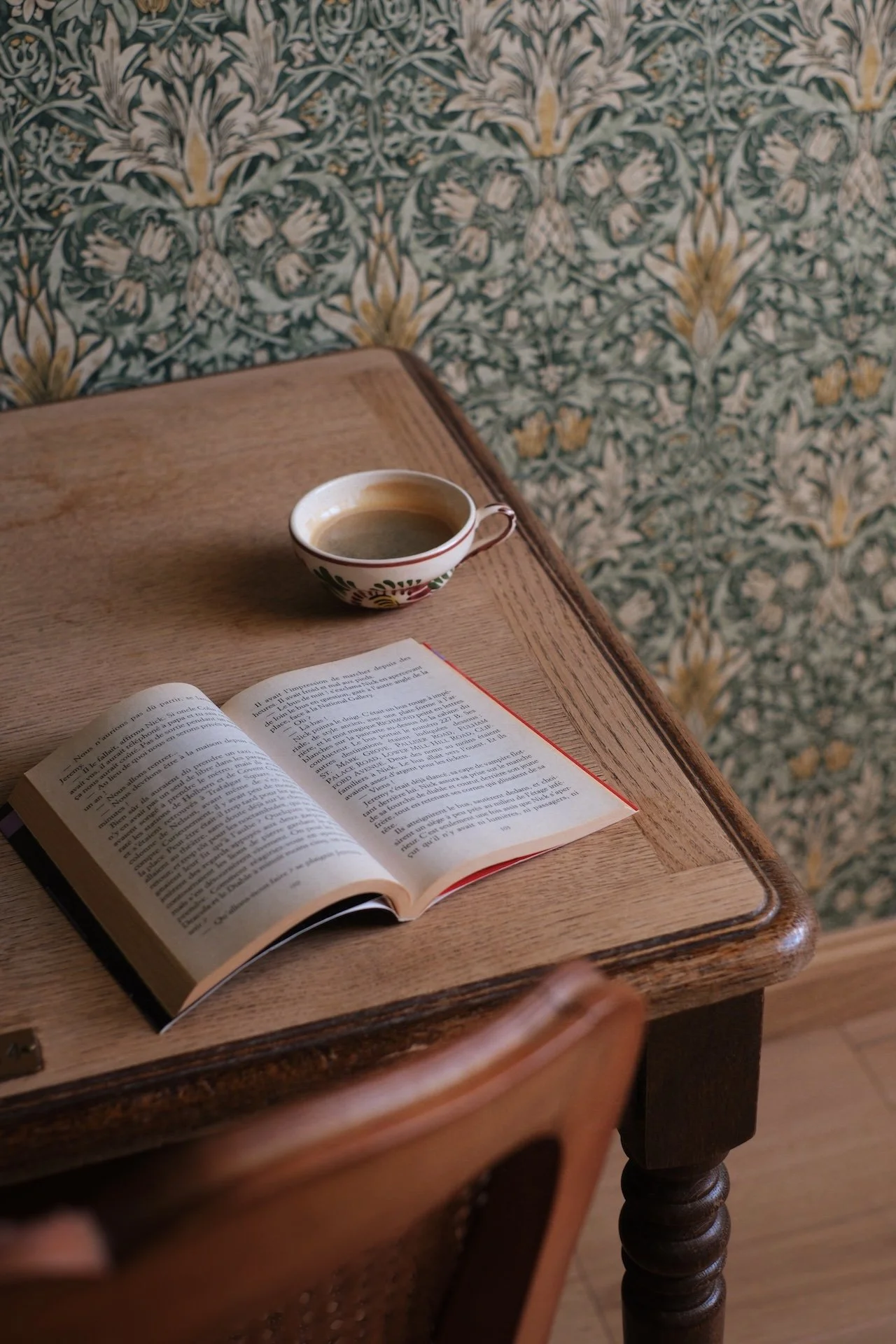 Carnet de journaling et tasse de thé sur une table en bois — un moment d'écriture et d'intention au cœur de la retraite