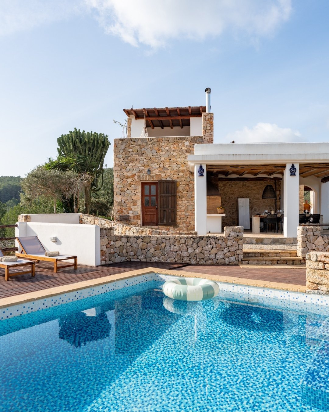 Moment de détente au bord de la piscine pendant un séjour bien-être à Ibiza