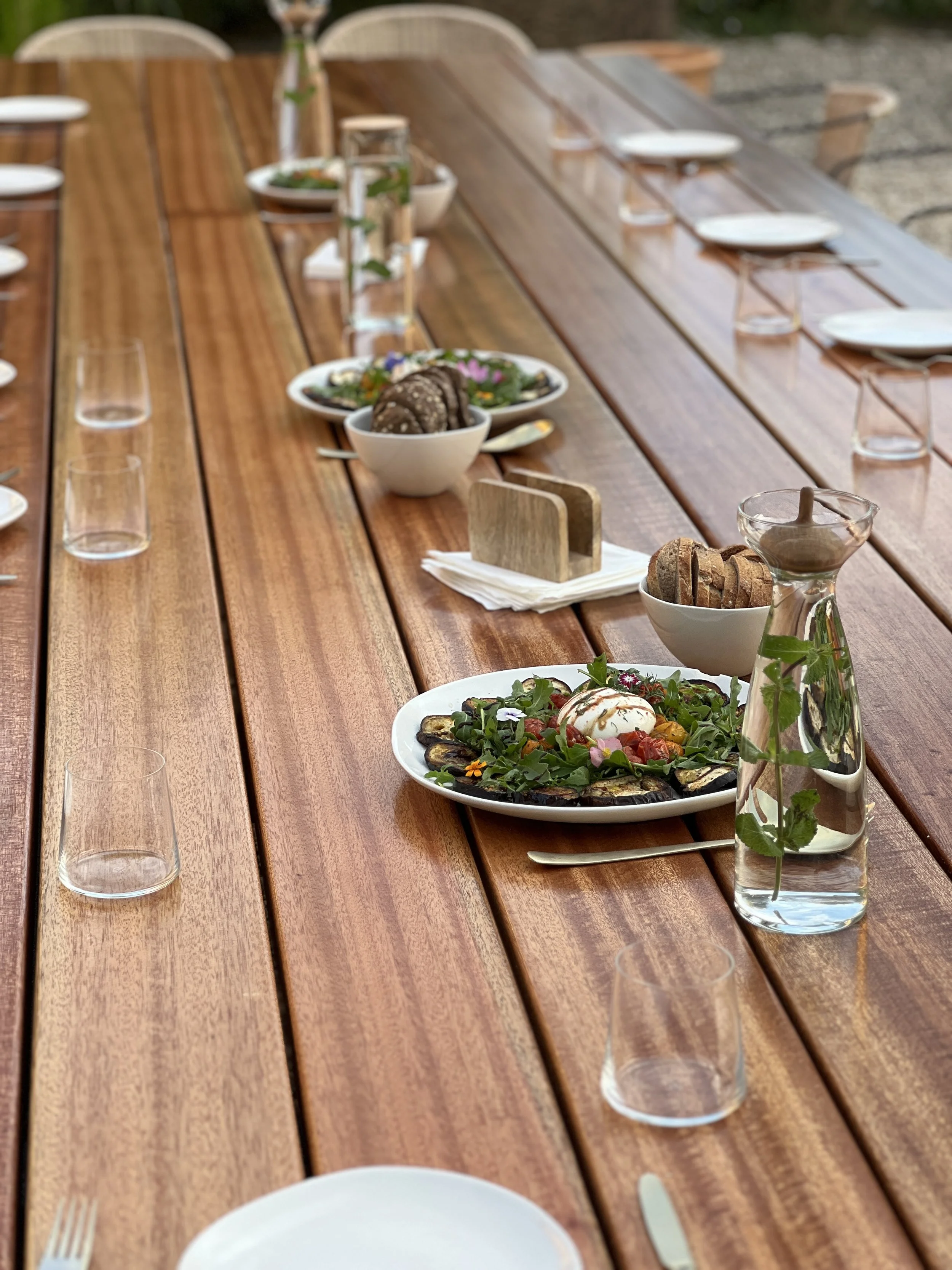 plat végétarien sur une table en bois naturelle, symbolisant la cuisine consciente et la simplicité des repas partagés en retraite yoga et nutrition